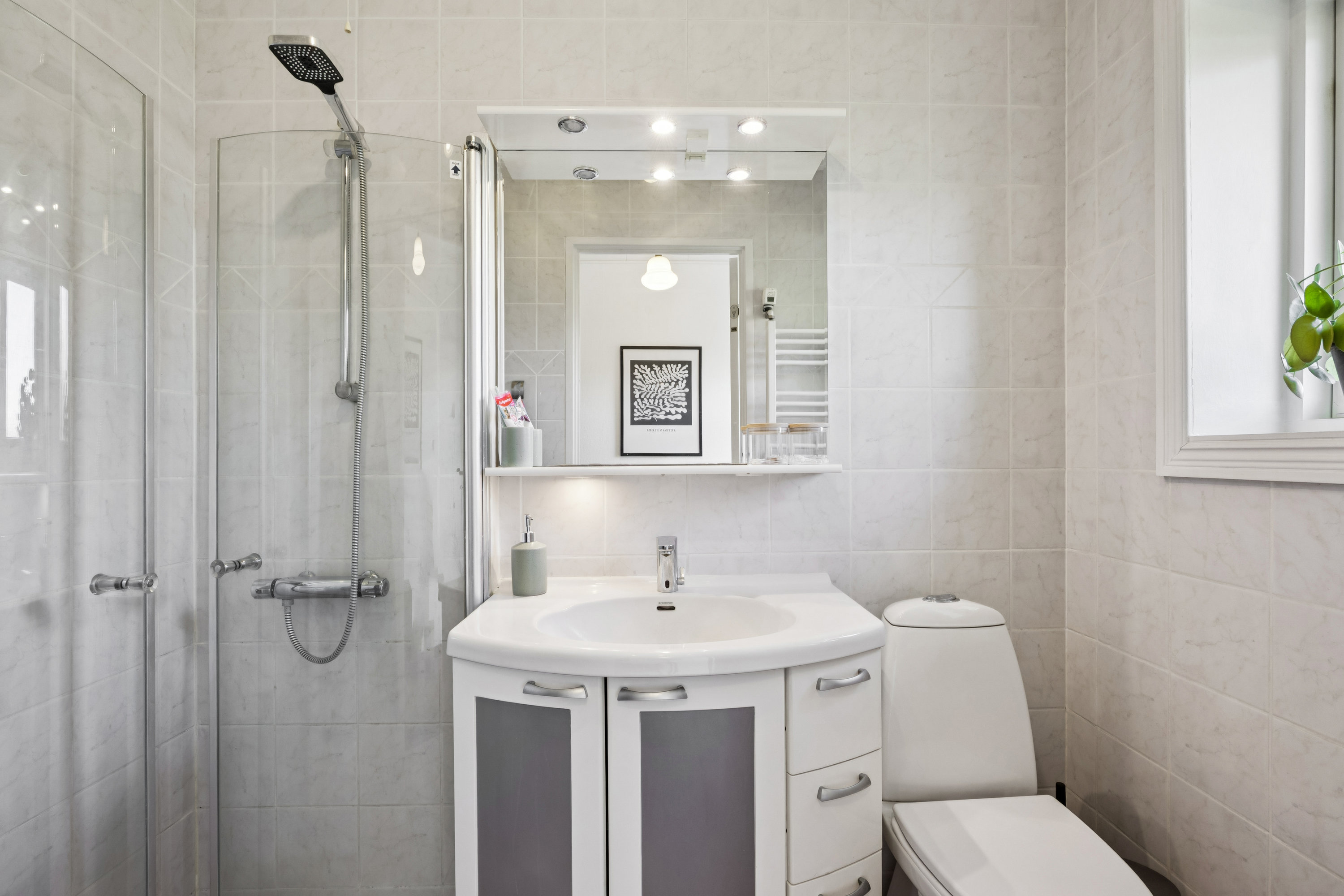 Fremhævet badeværelse billede i fuldskærmstilstand. Billede af Toftevej 2, 4270 Høng