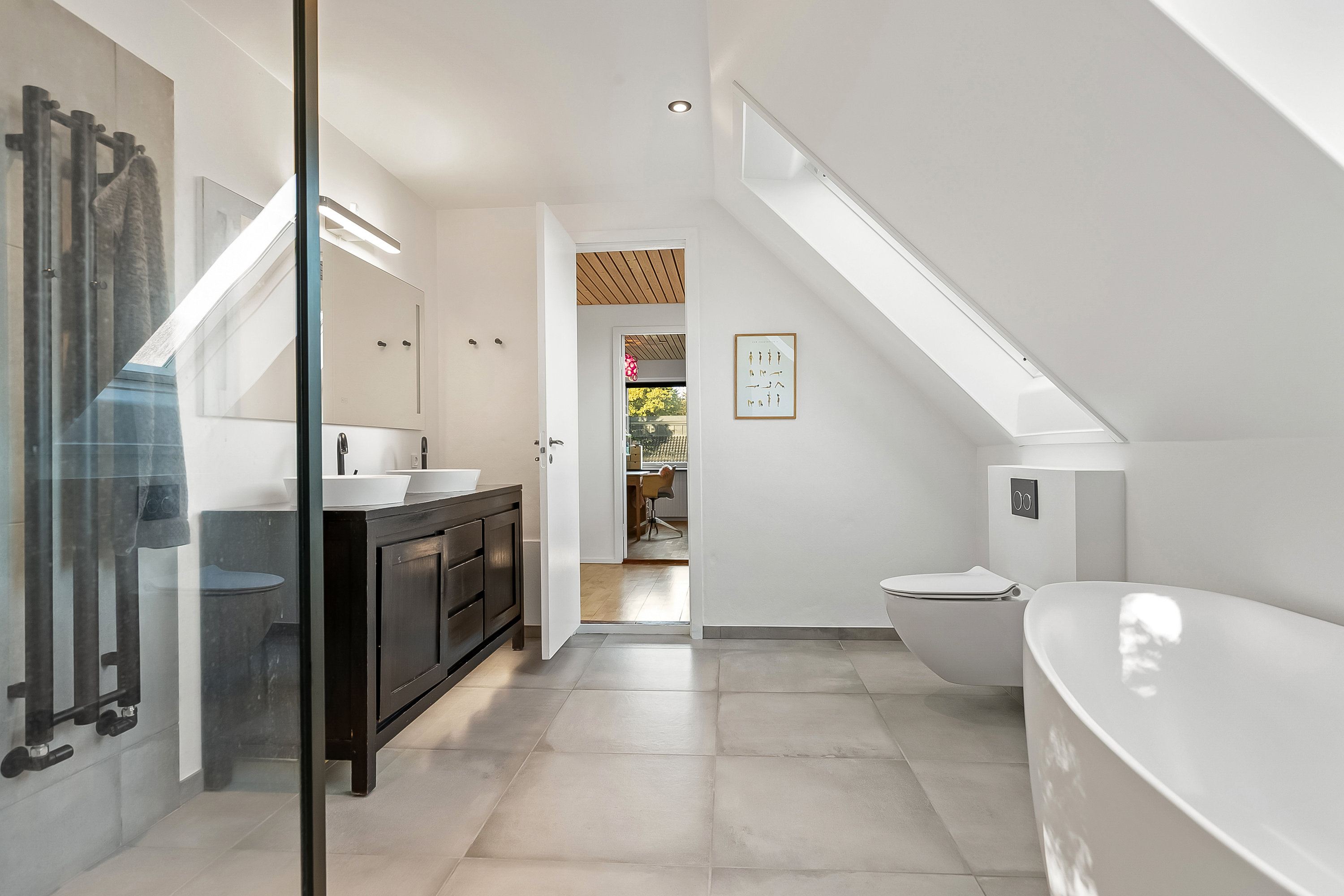 Fremhævet badeværelse billede i fuldskærmstilstand. Billede af Mariavej 1, 6091 Bjert