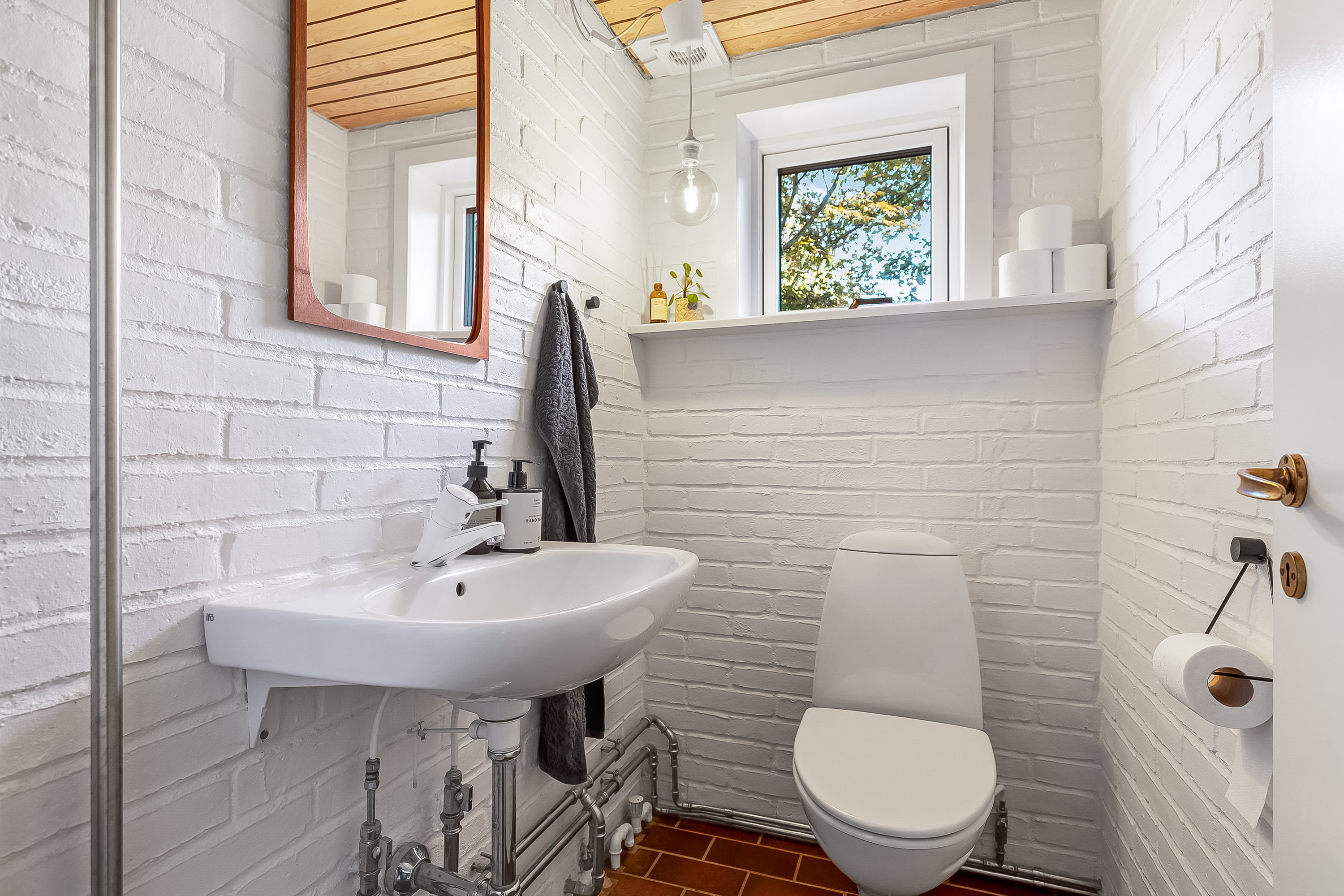 Fremhævet gæstetoilet billede i fuldskærmstilstand. Billede af Mariavej 1, 6091 Bjert