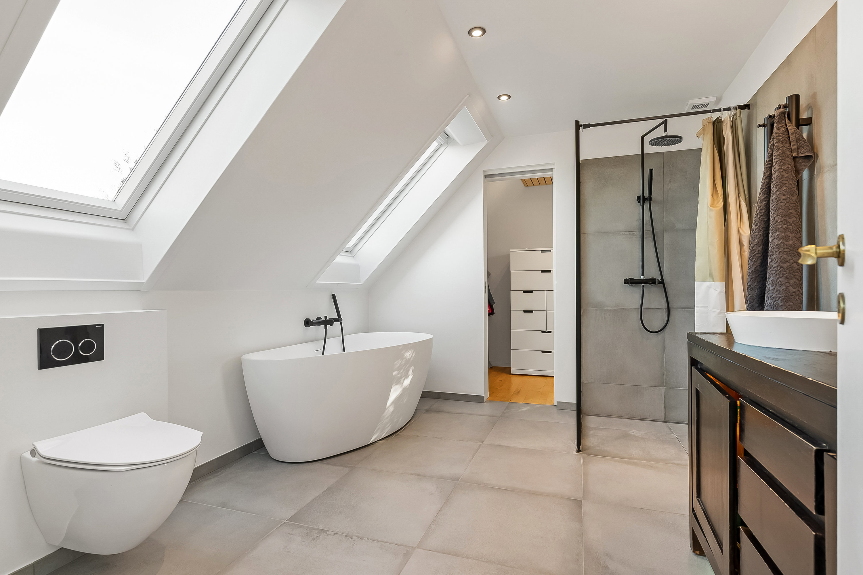 Fremhævet badeværelse billede i fuldskærmstilstand. Billede af Mariavej 1, 6091 Bjert