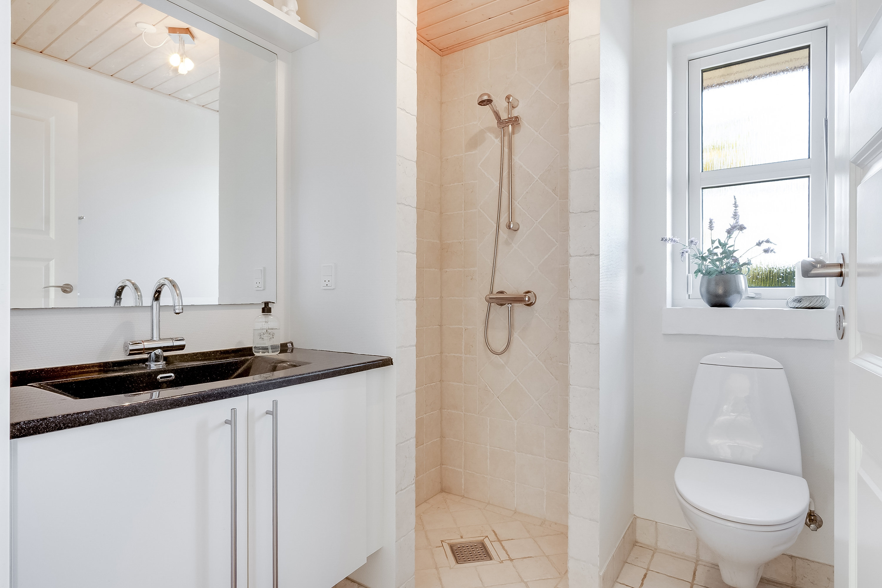 Fremhævet badeværelse billede i fuldskærmstilstand. Billede af Trondheimparken 48, 5400 Bogense