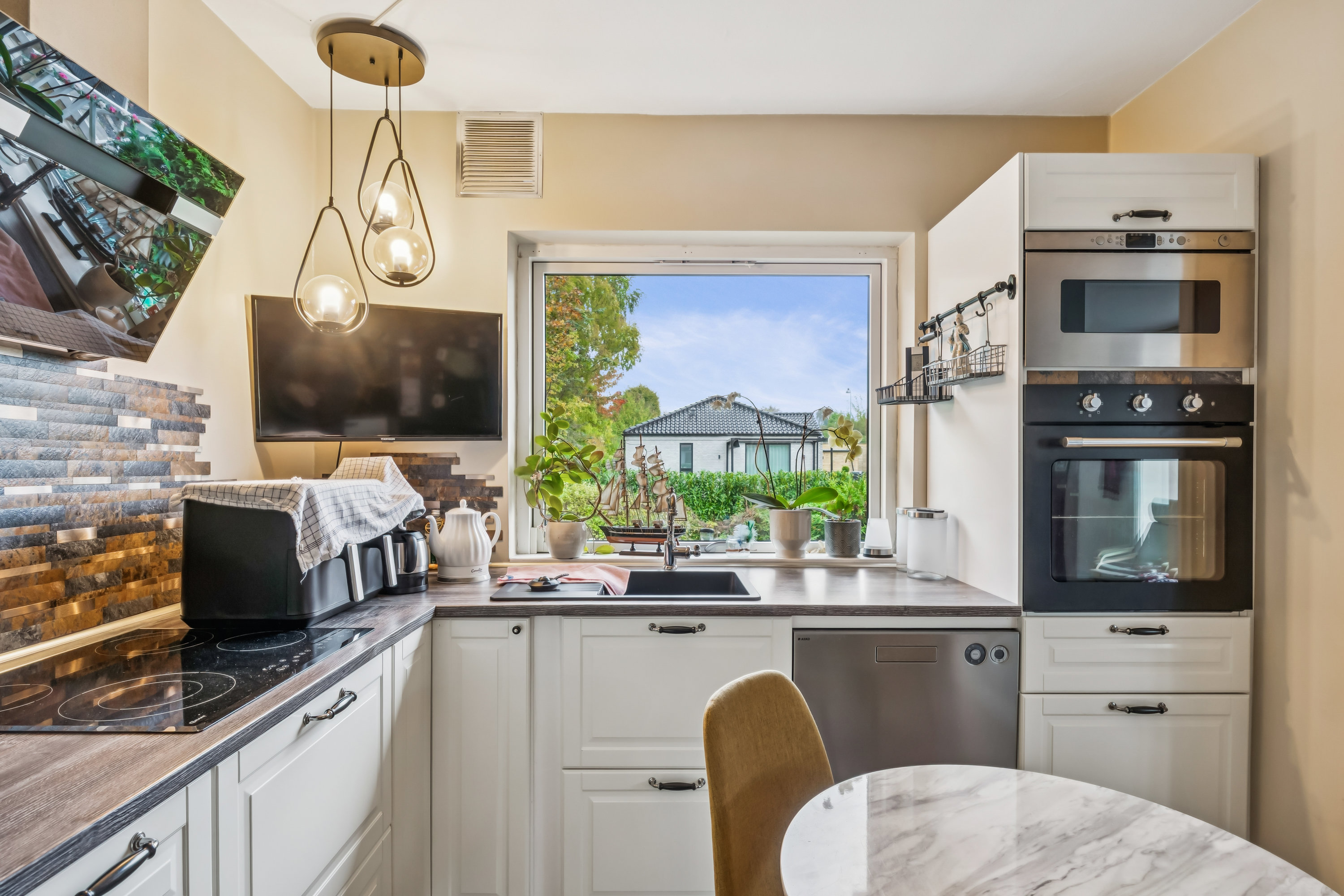 Fremhævet køkken billede i fuldskærmstilstand. Billede af Toftebjerghaven 12, 2750 Ballerup