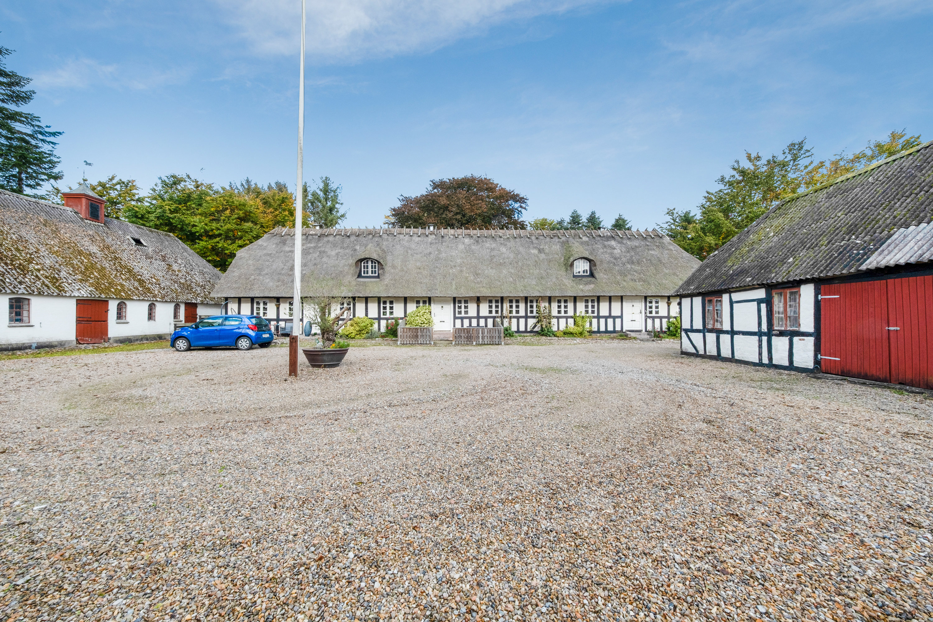 Miniaturebillede 1: gårdareal. Billede af Toftevej 7 + 9, Brylle, 5690 Tommerup