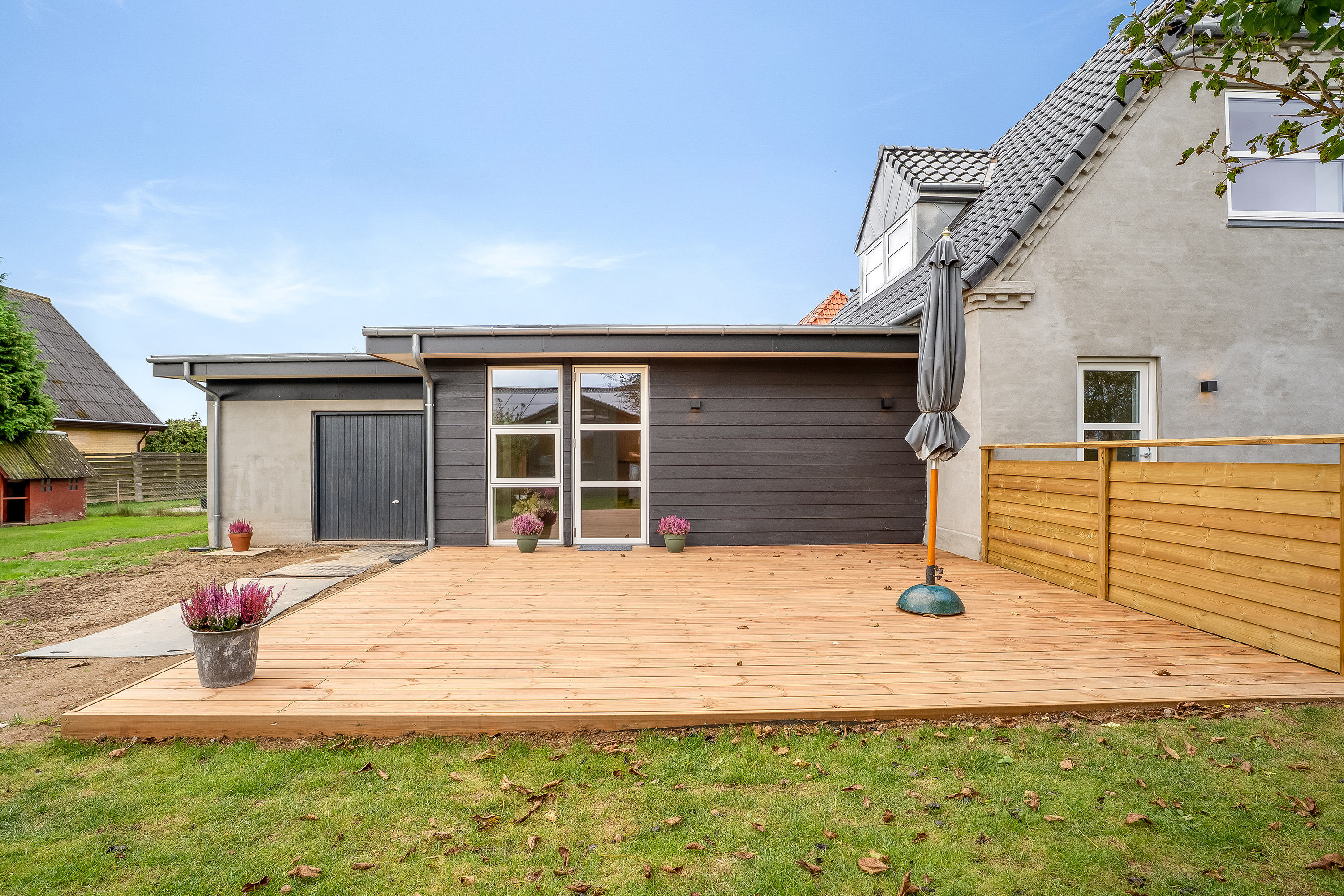 Fremhævet terrasse billede i fuldskærmstilstand. Billede af Kraghave Møllevej 36, Kraghave, 4800 Nykøbing F