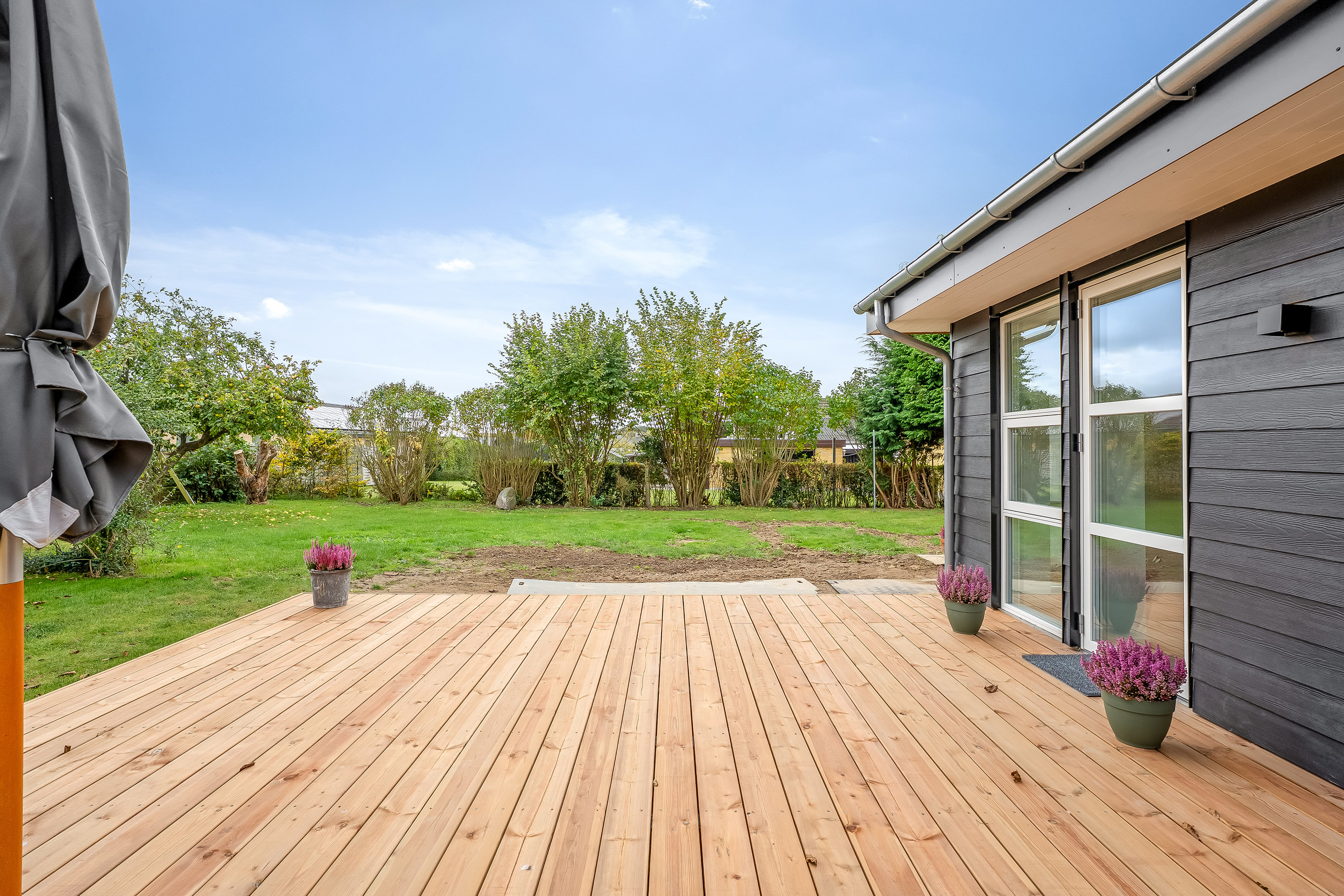 Fremhævet terrasse billede i fuldskærmstilstand. Billede af Kraghave Møllevej 36, Kraghave, 4800 Nykøbing F