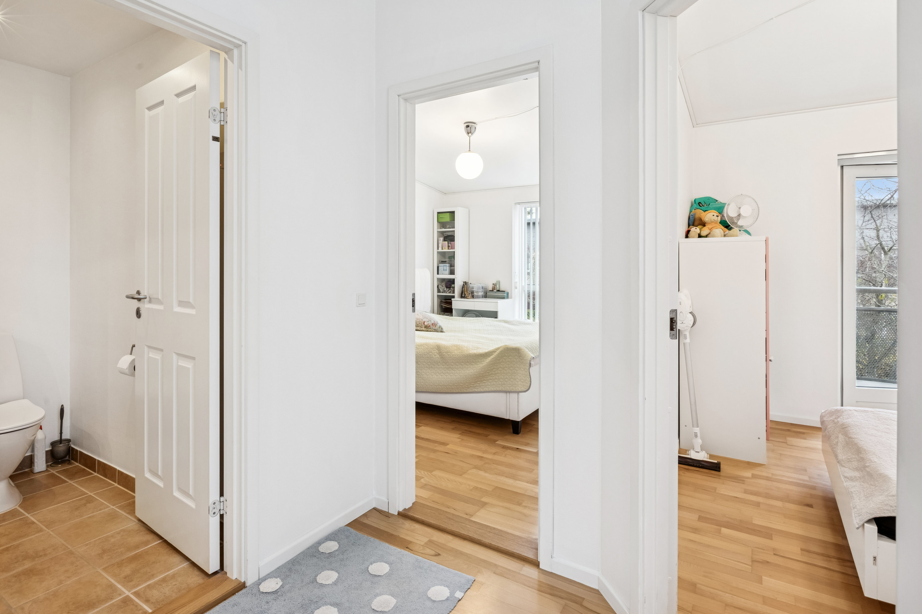 Fremhævet gang billede i fuldskærmstilstand. Billede af Robinievej 61, 2620 Albertslund