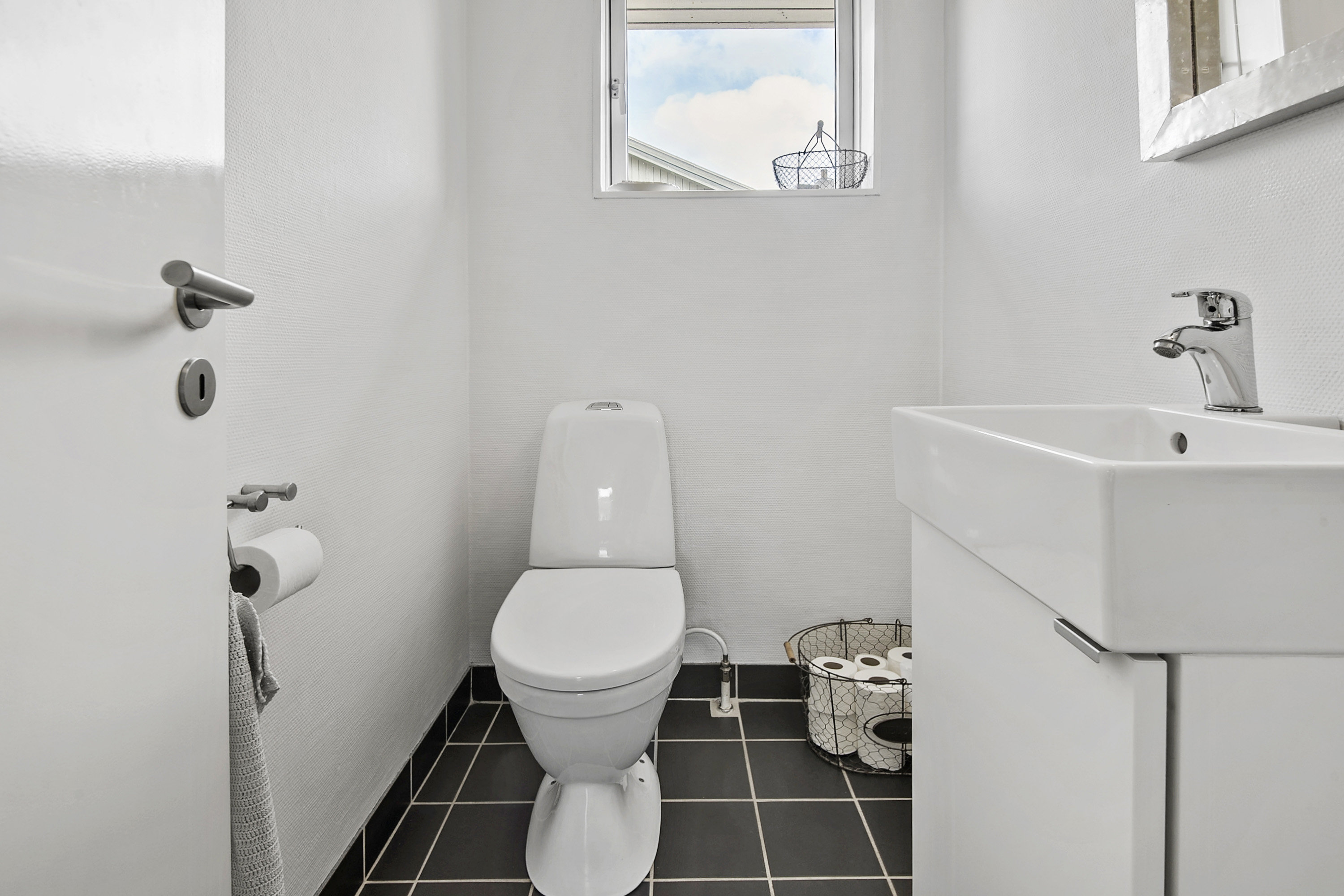 Fremhævet toilet billede i fuldskærmstilstand. Billede af Havrevænget 15, 4681 Herfølge