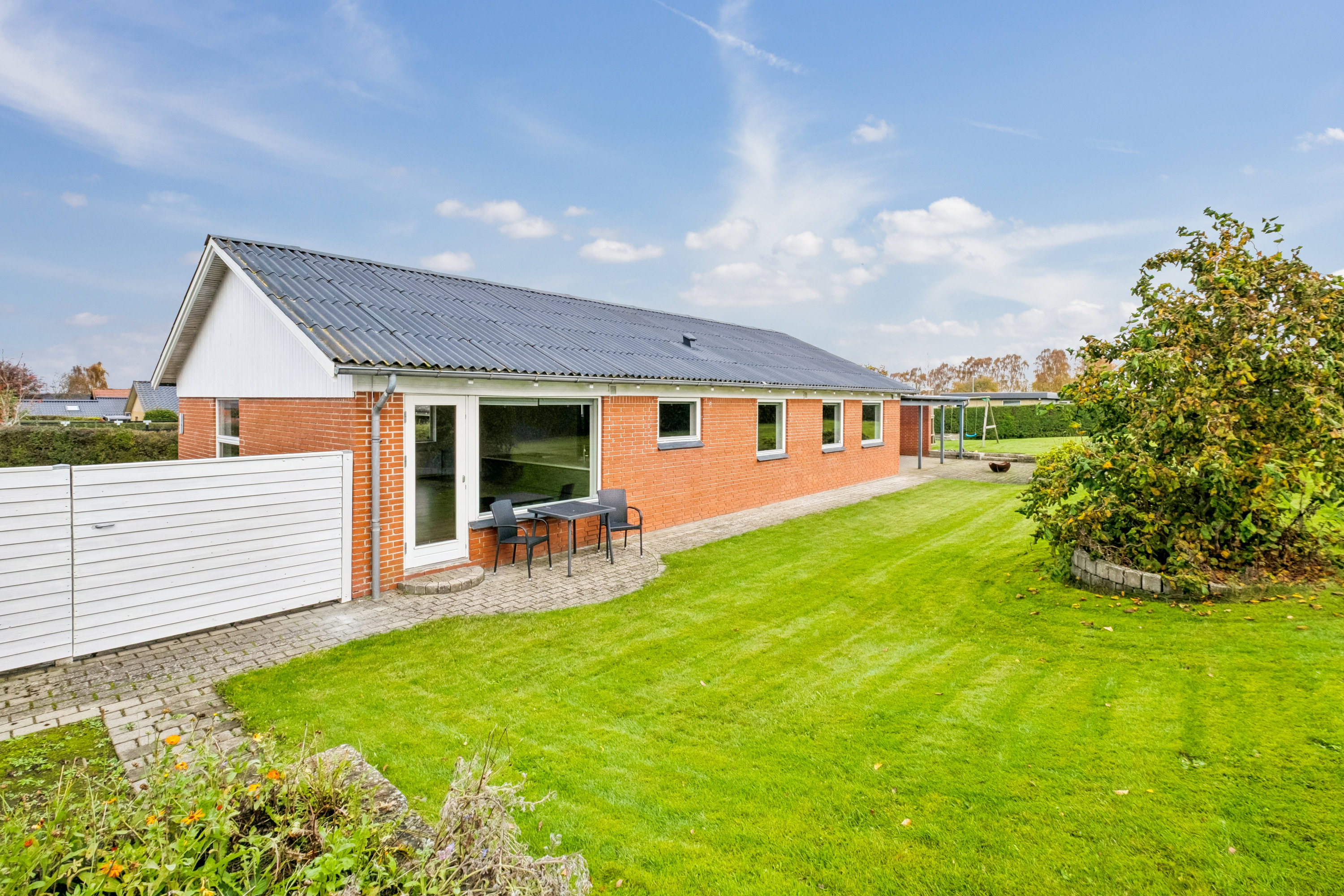 Fremhævet facade fra haven  billede i fuldskærmstilstand. Billede af Rødkløvervej 19, 8700 Horsens