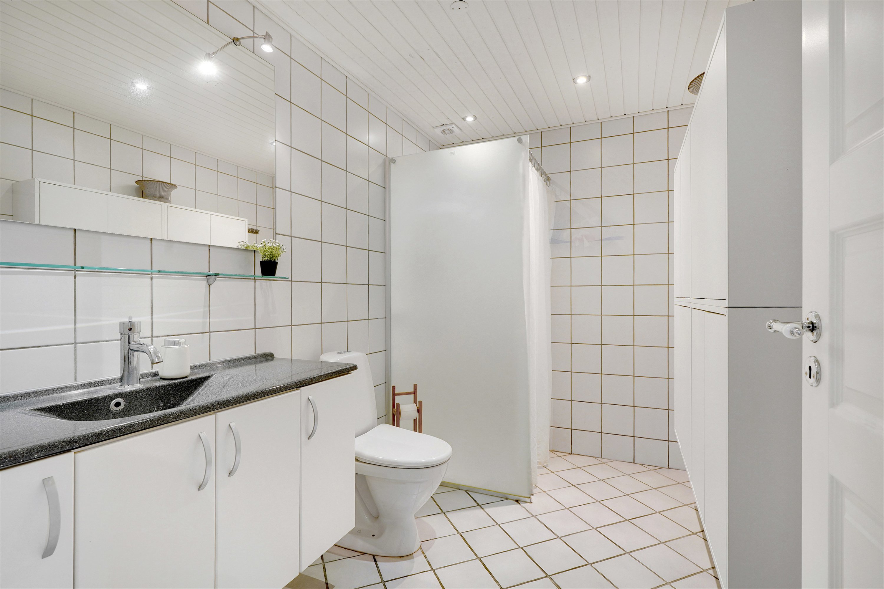 Fremhævet badeværelse billede i fuldskærmstilstand. Billede af Grønningen 2A, 7190 Billund