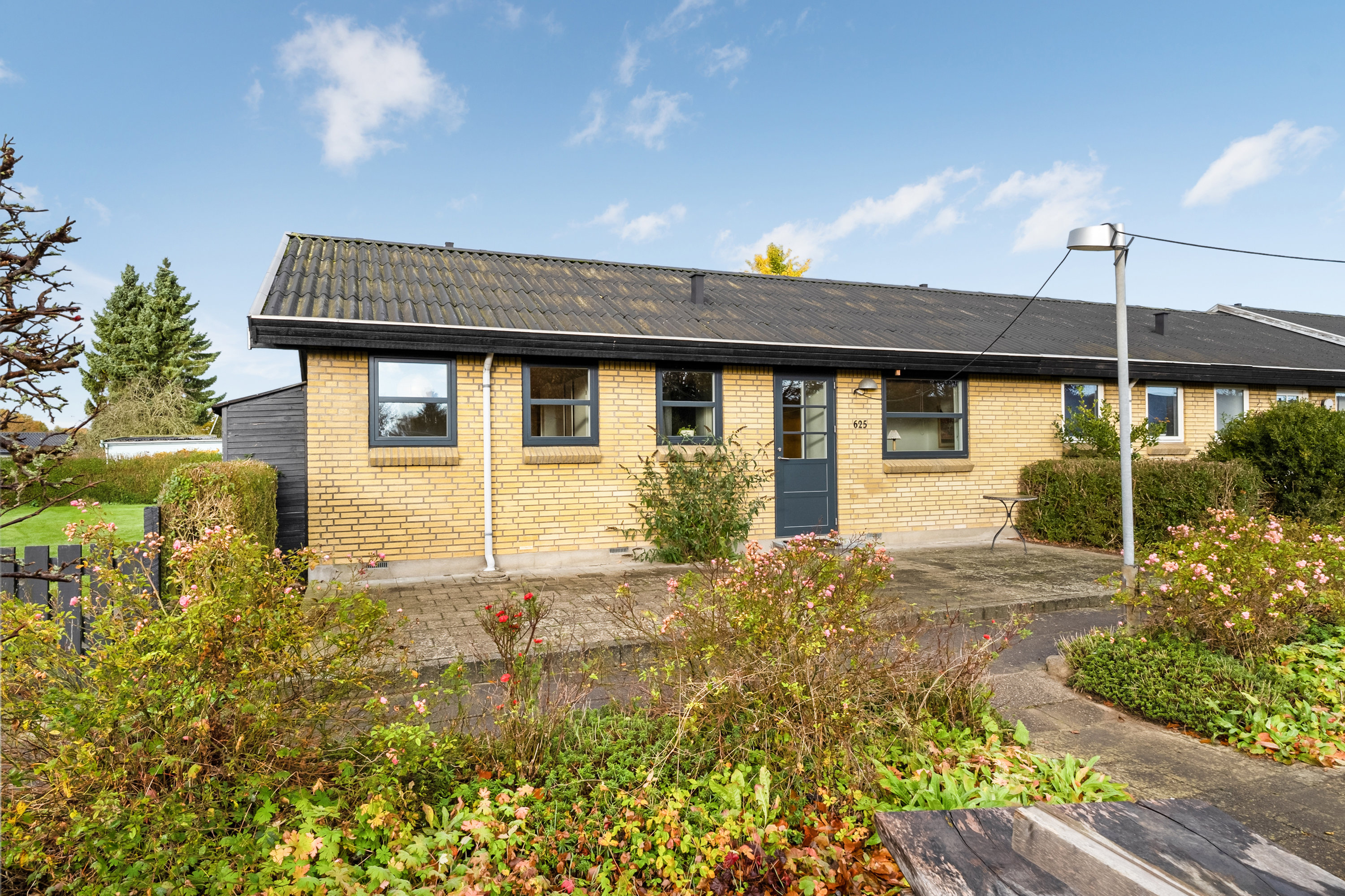 Fremhævet facade billede i fuldskærmstilstand. Billede af Åsumvej 625, 5240 Odense NØ