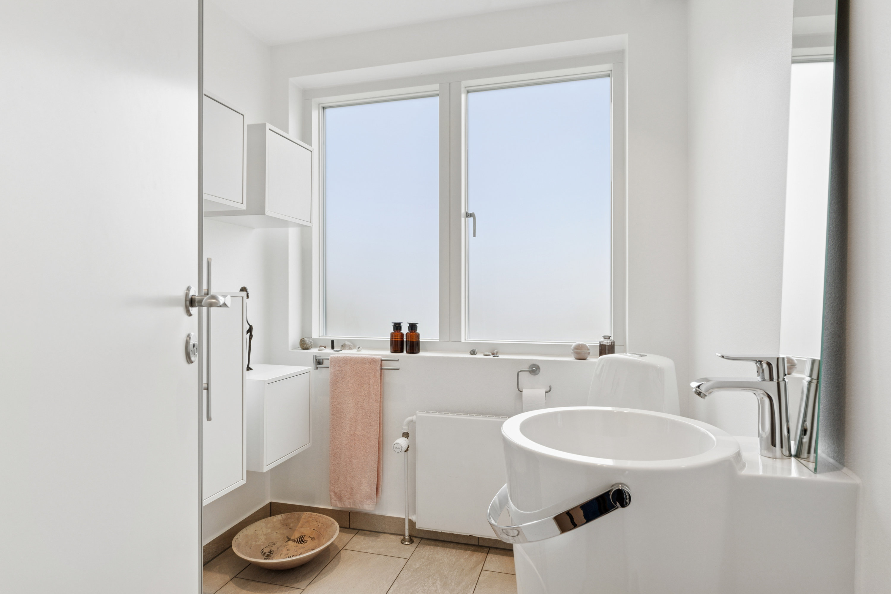 Fremhævet badeværelse billede i fuldskærmstilstand. Billede af Holmegårdsvang 10, 3400 Hillerød