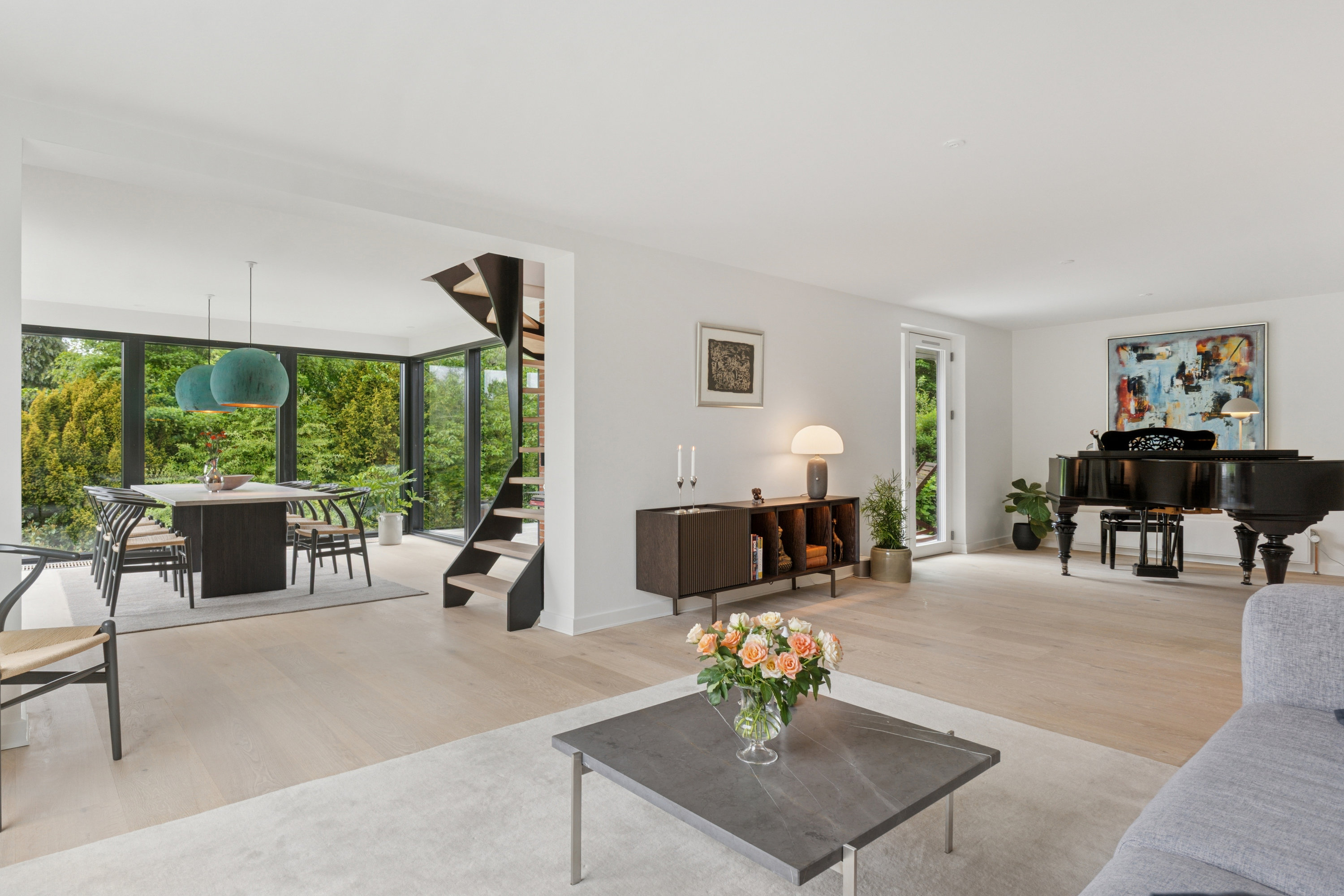 Fremhævet stue billede i fuldskærmstilstand. Billede af Holmegårdsvang 10, 3400 Hillerød