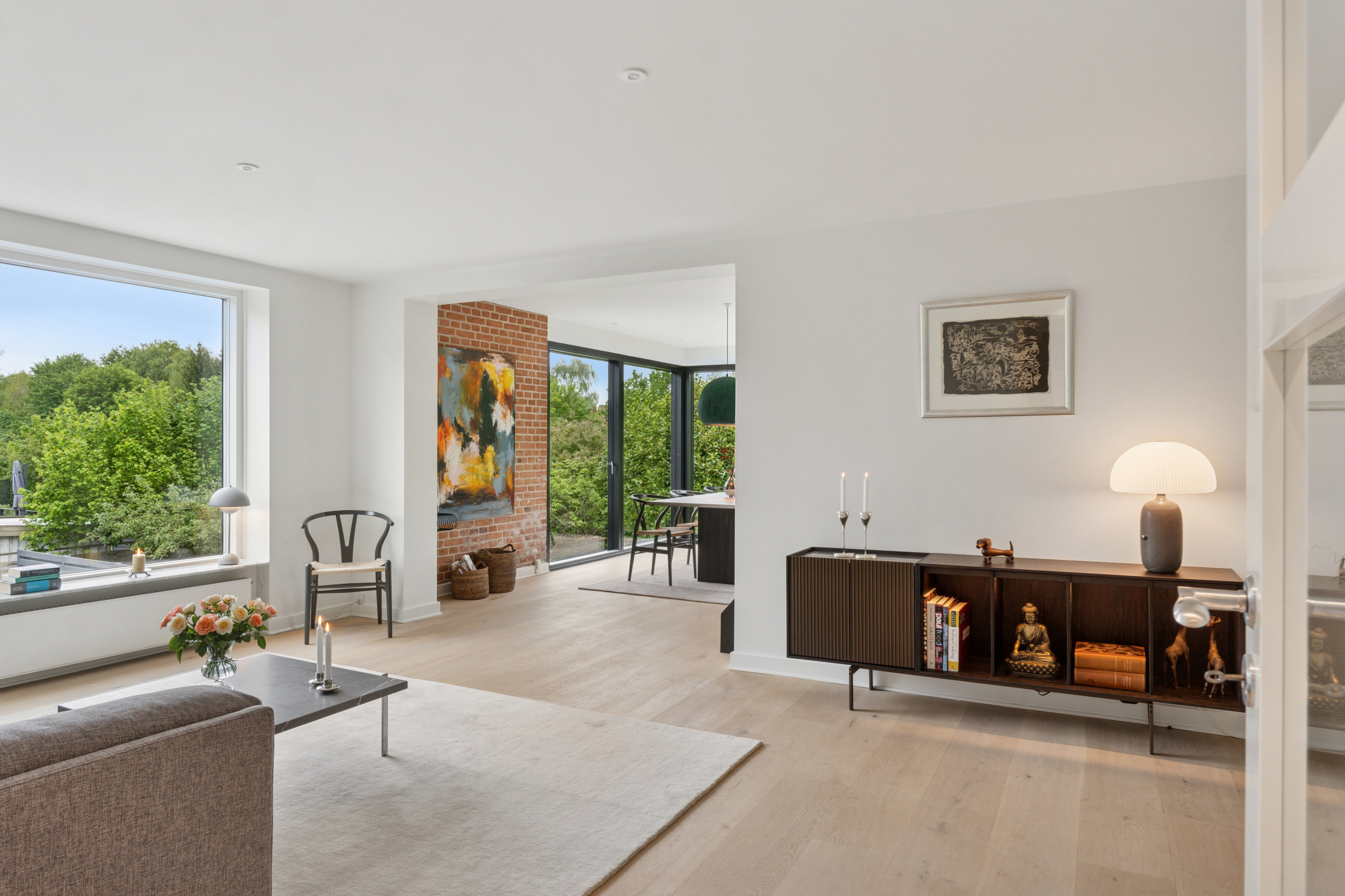 Fremhævet stue billede i fuldskærmstilstand. Billede af Holmegårdsvang 10, 3400 Hillerød