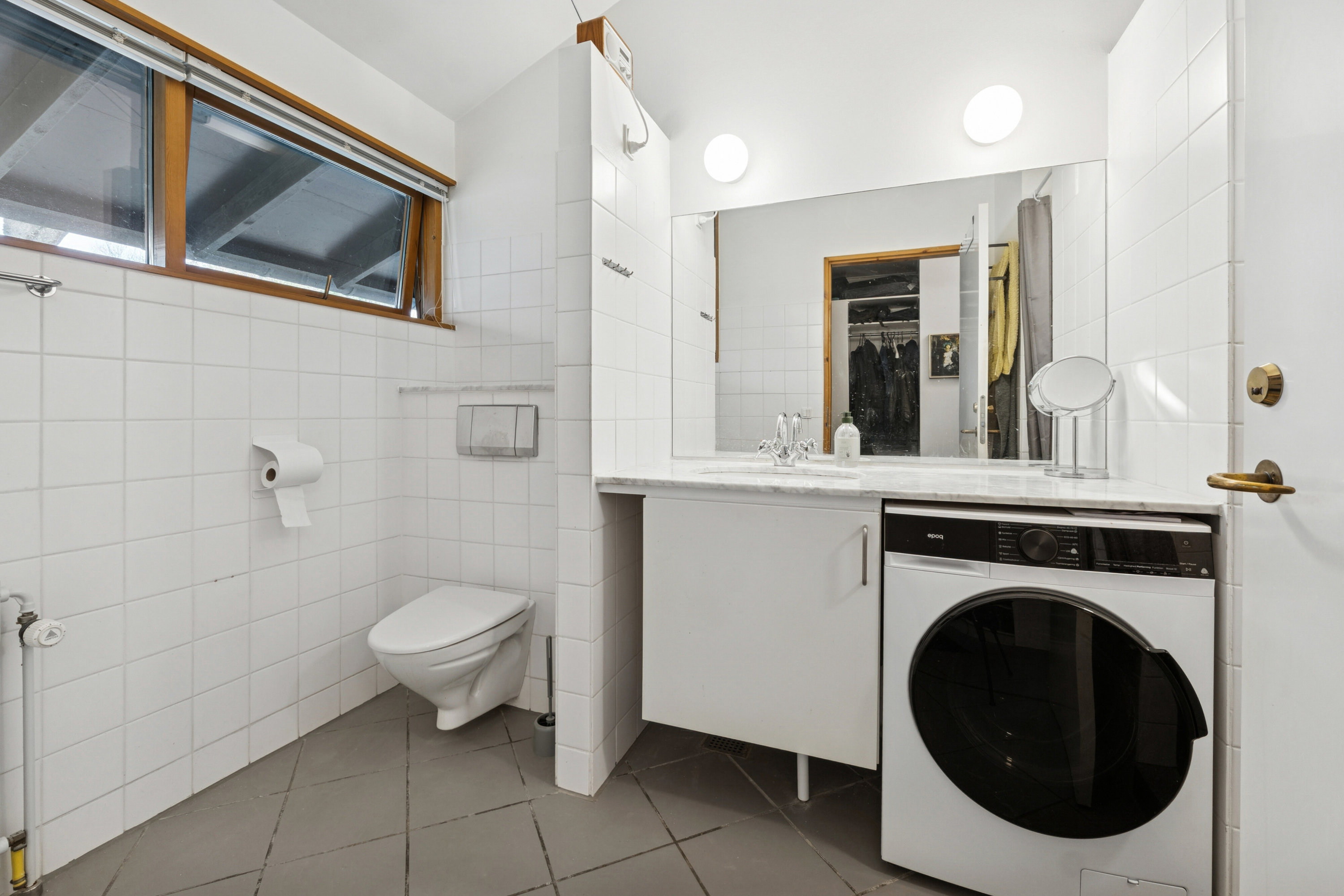 Fremhævet badeværelse billede i fuldskærmstilstand. Billede af Dianas Have 44, 2970 Hørsholm