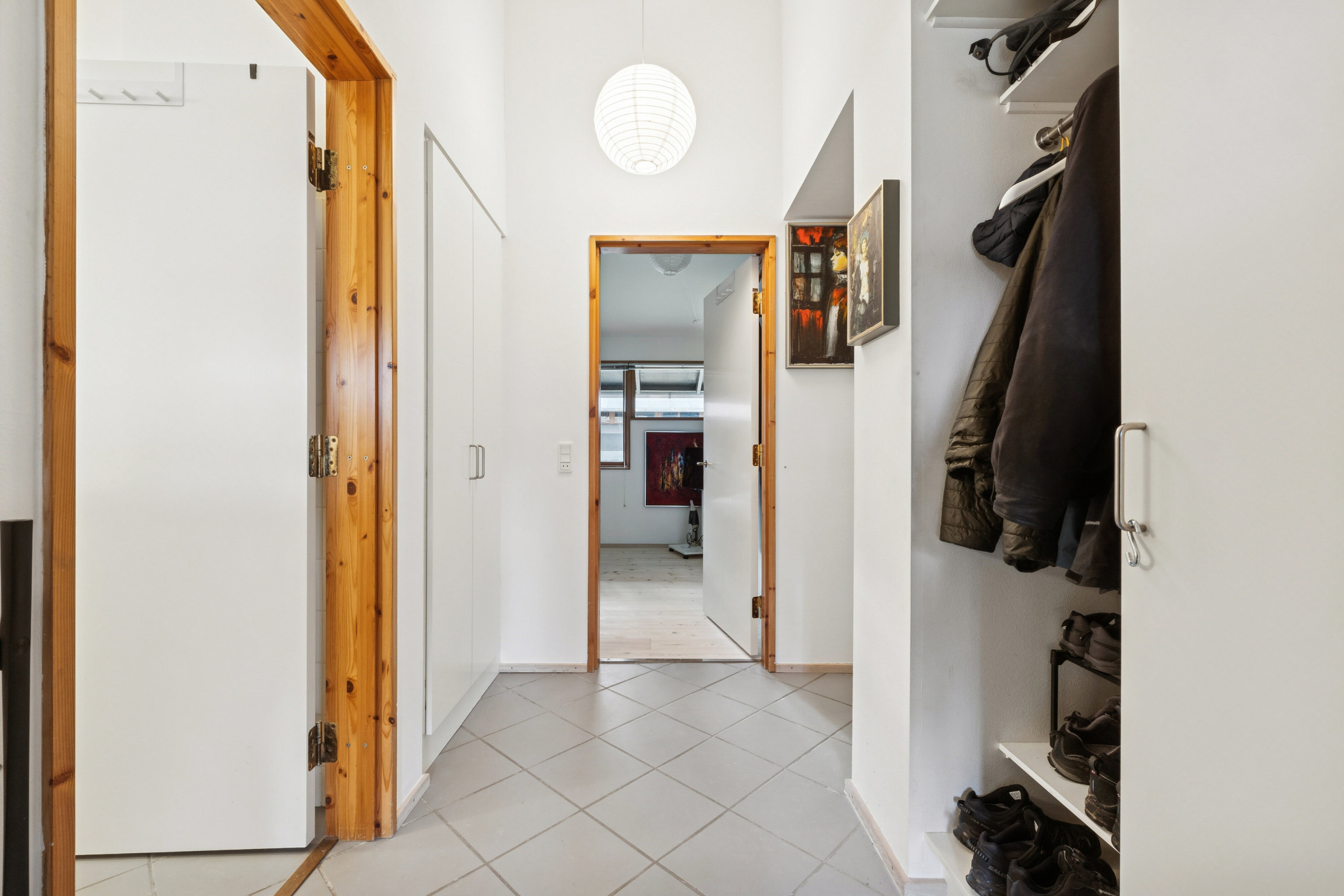 Fremhævet gang billede i fuldskærmstilstand. Billede af Dianas Have 44, 2970 Hørsholm