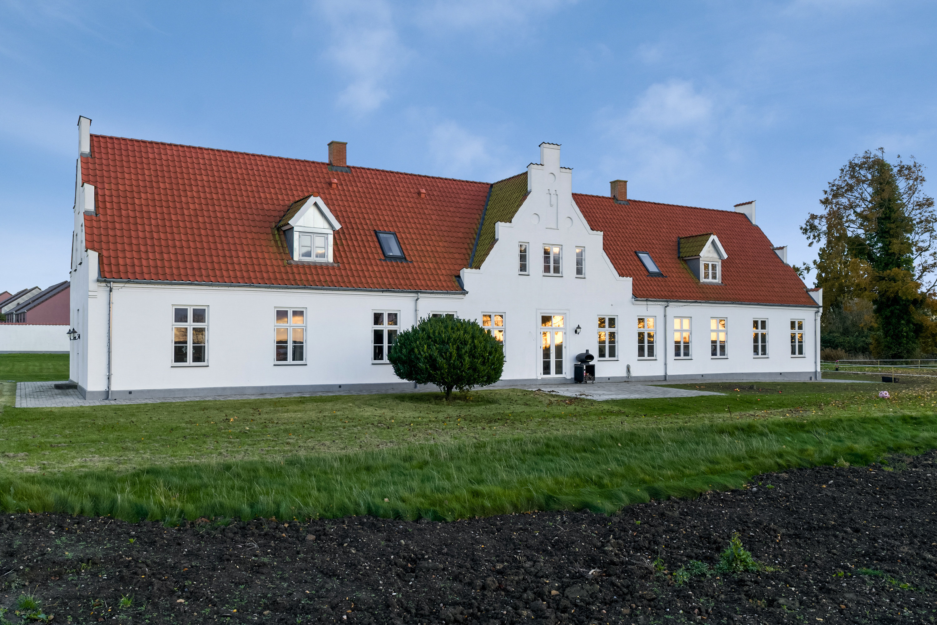 Fremhævet facade billede i fuldskærmstilstand. Billede af Dådyrbakken 96, 5500 Middelfart