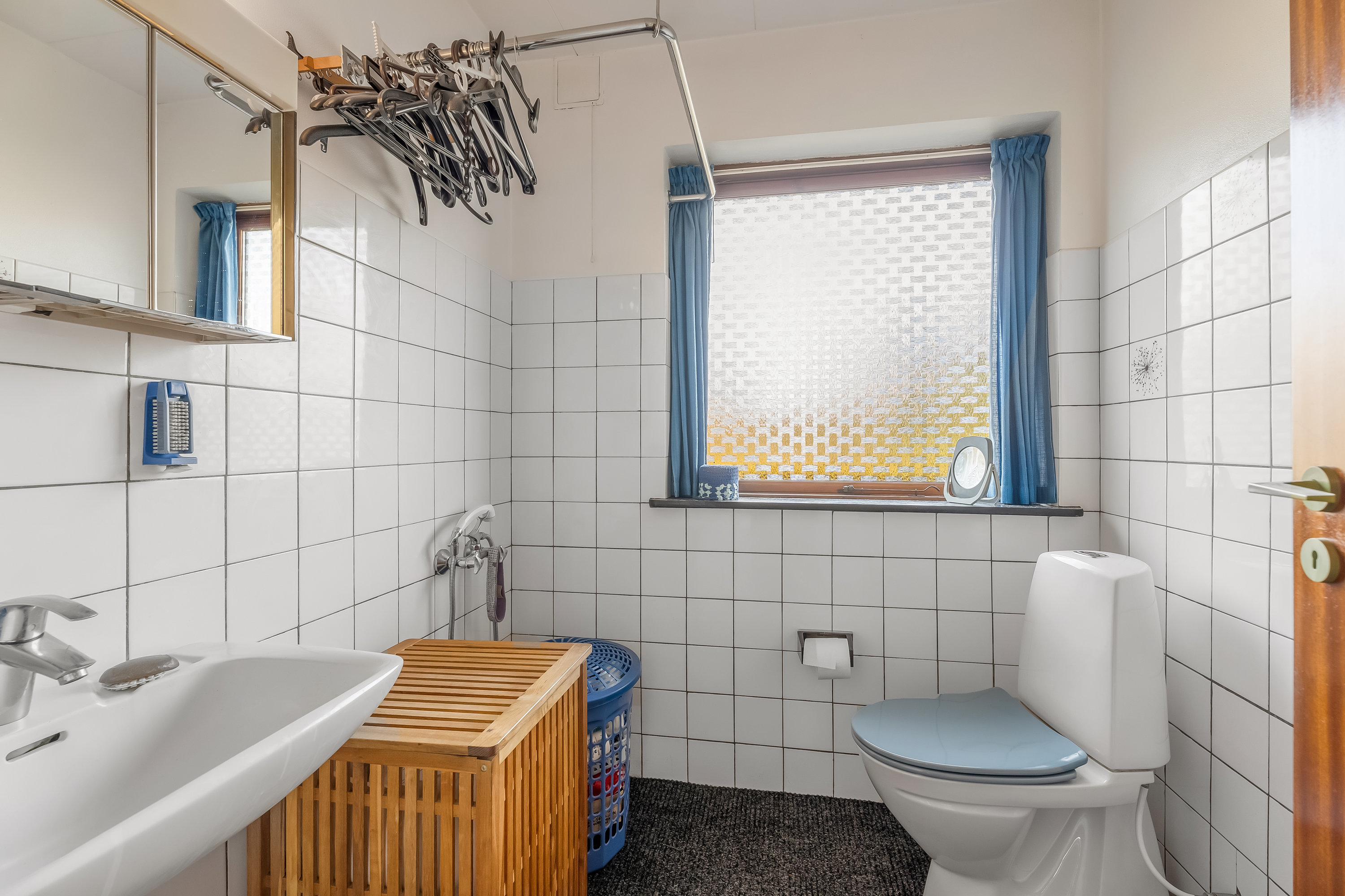 Fremhævet toilet billede i fuldskærmstilstand. Billede af Egevej 6, Systofte Skovby, 4800 Nykøbing F