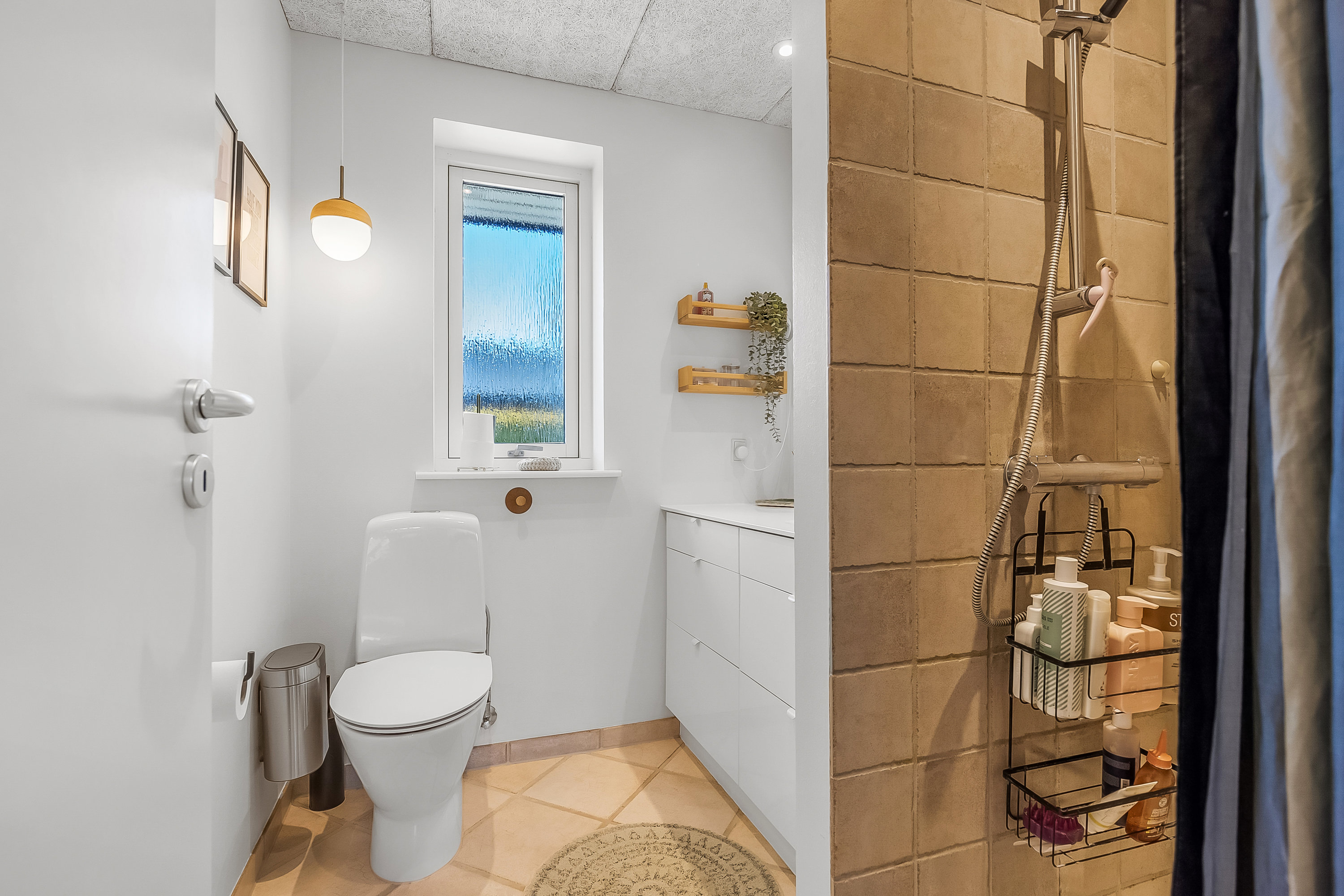 Fremhævet badeværelse billede i fuldskærmstilstand. Billede af Stagebjergparken 30, 6051 Almind