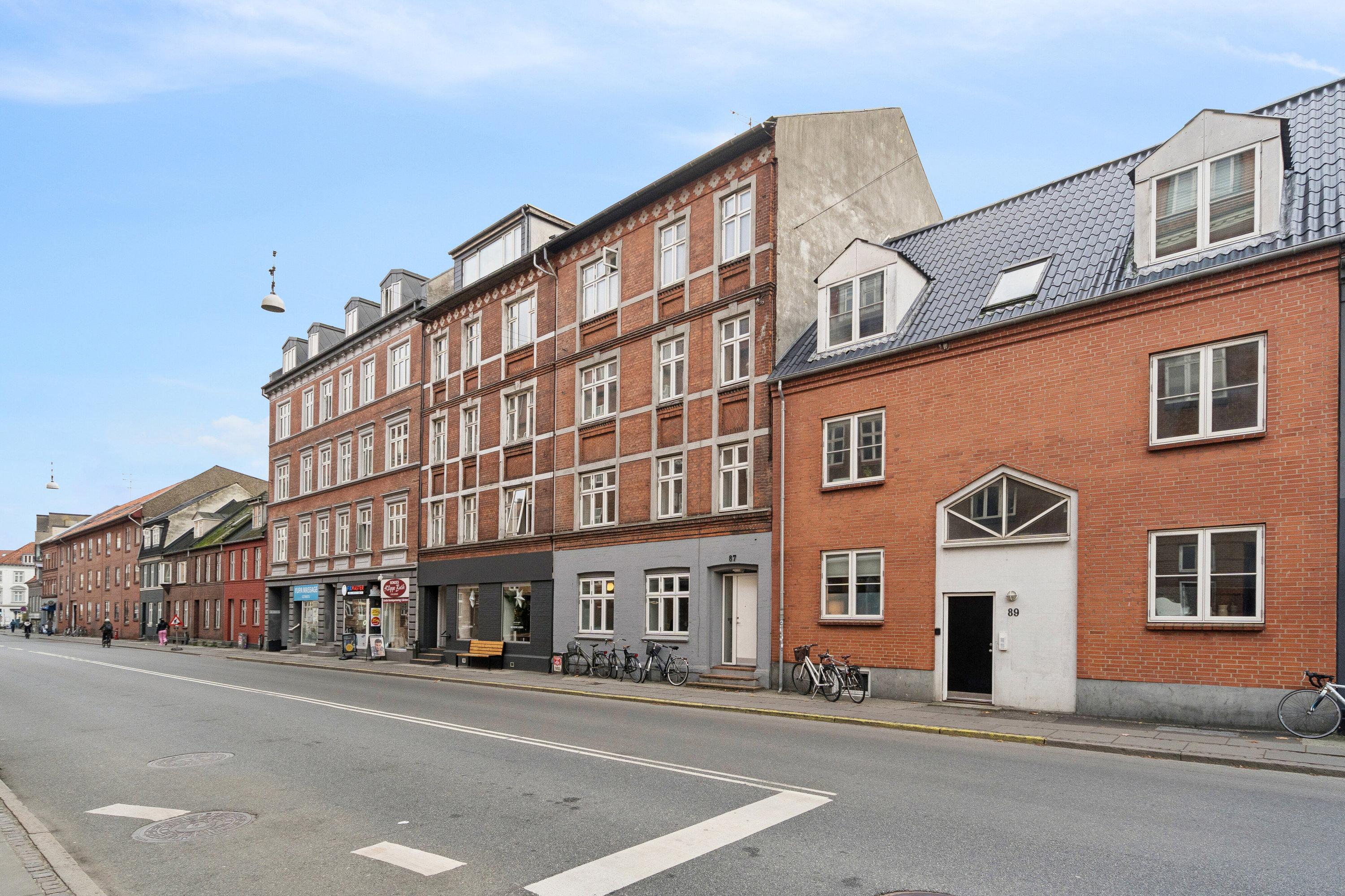 Fremhævet set fra vejen billede i fuldskærmstilstand. Billede af Nørre Allé 89, 2. tv., 8000 Aarhus C