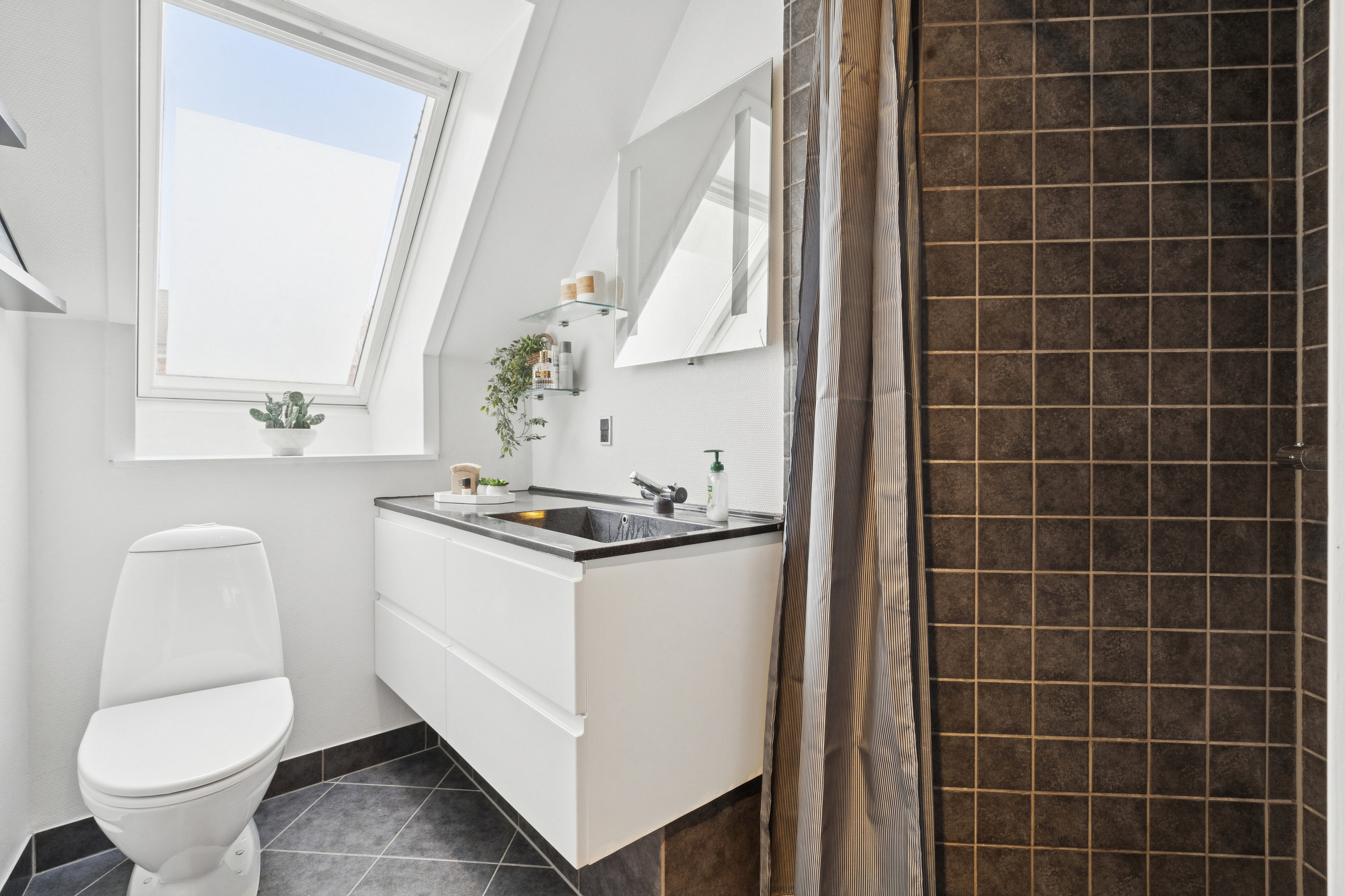 Fremhævet badeværelse billede i fuldskærmstilstand. Billede af Nørre Allé 89, 2. tv., 8000 Aarhus C