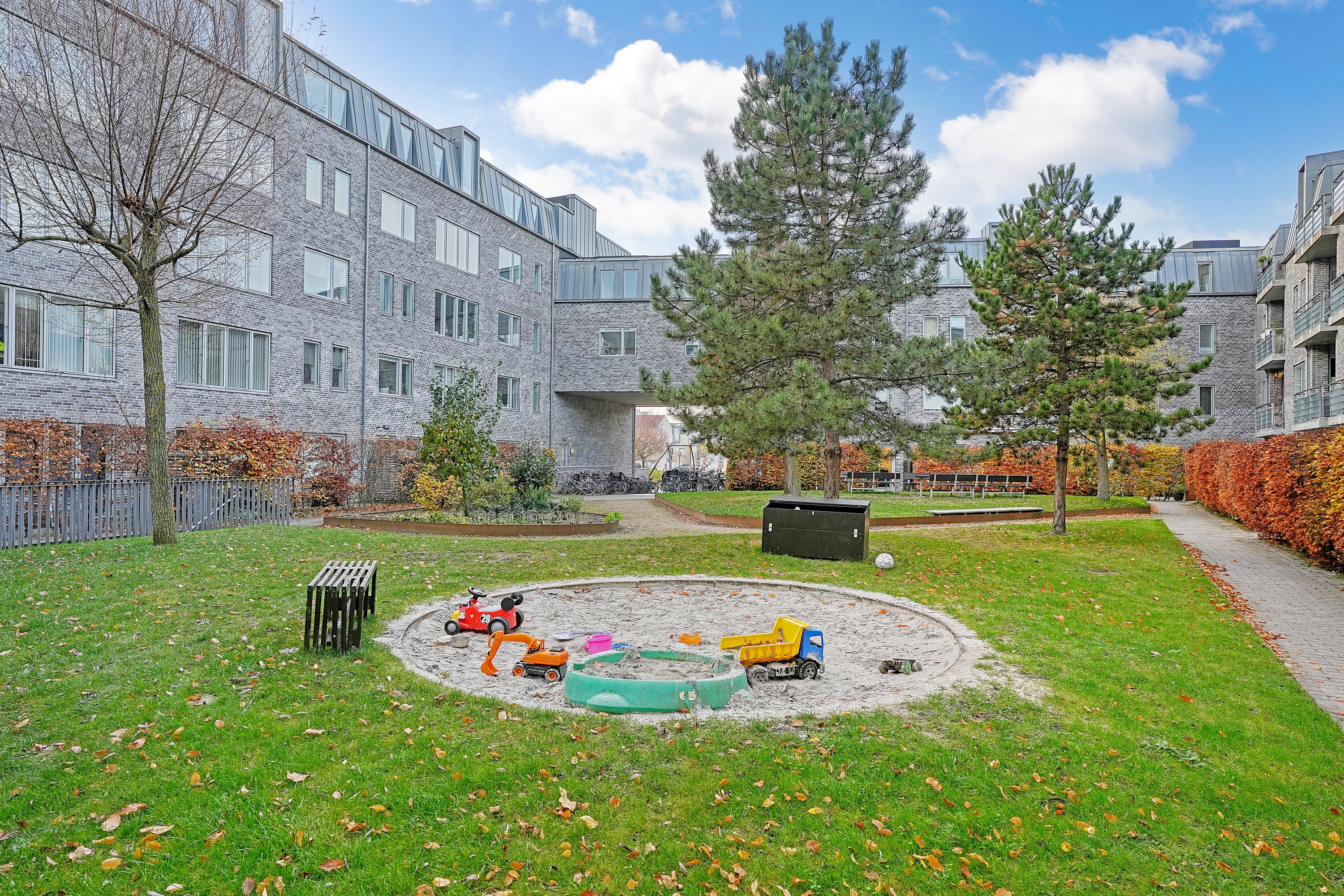 Fremhævet gårdmiljø billede i fuldskærmstilstand. Billede af Ebbe Rodes Allé 7, 3. th., 2500 Valby