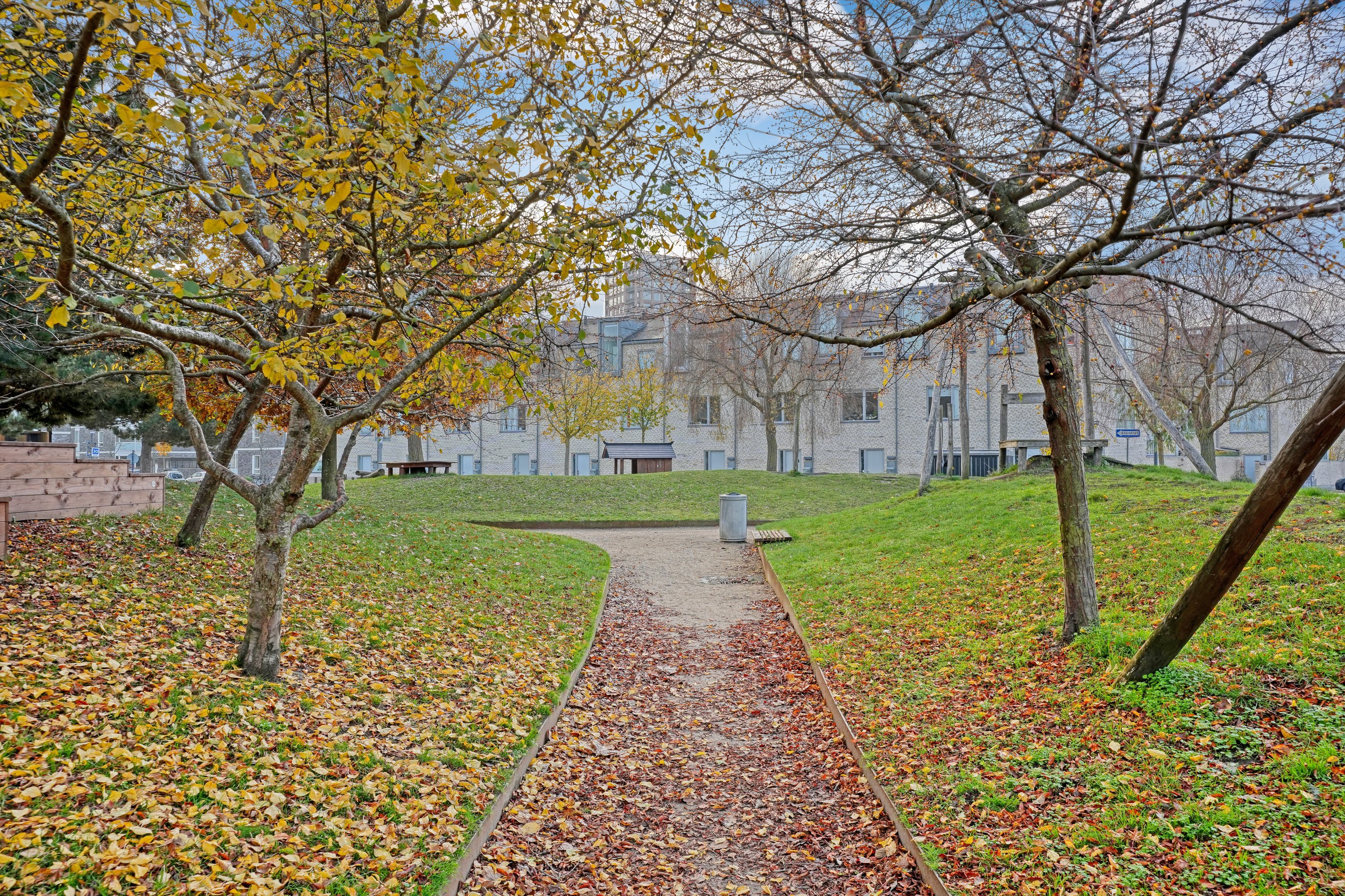 Fremhævet gårdmiljø billede i fuldskærmstilstand. Billede af Ebbe Rodes Allé 7, 3. th., 2500 Valby