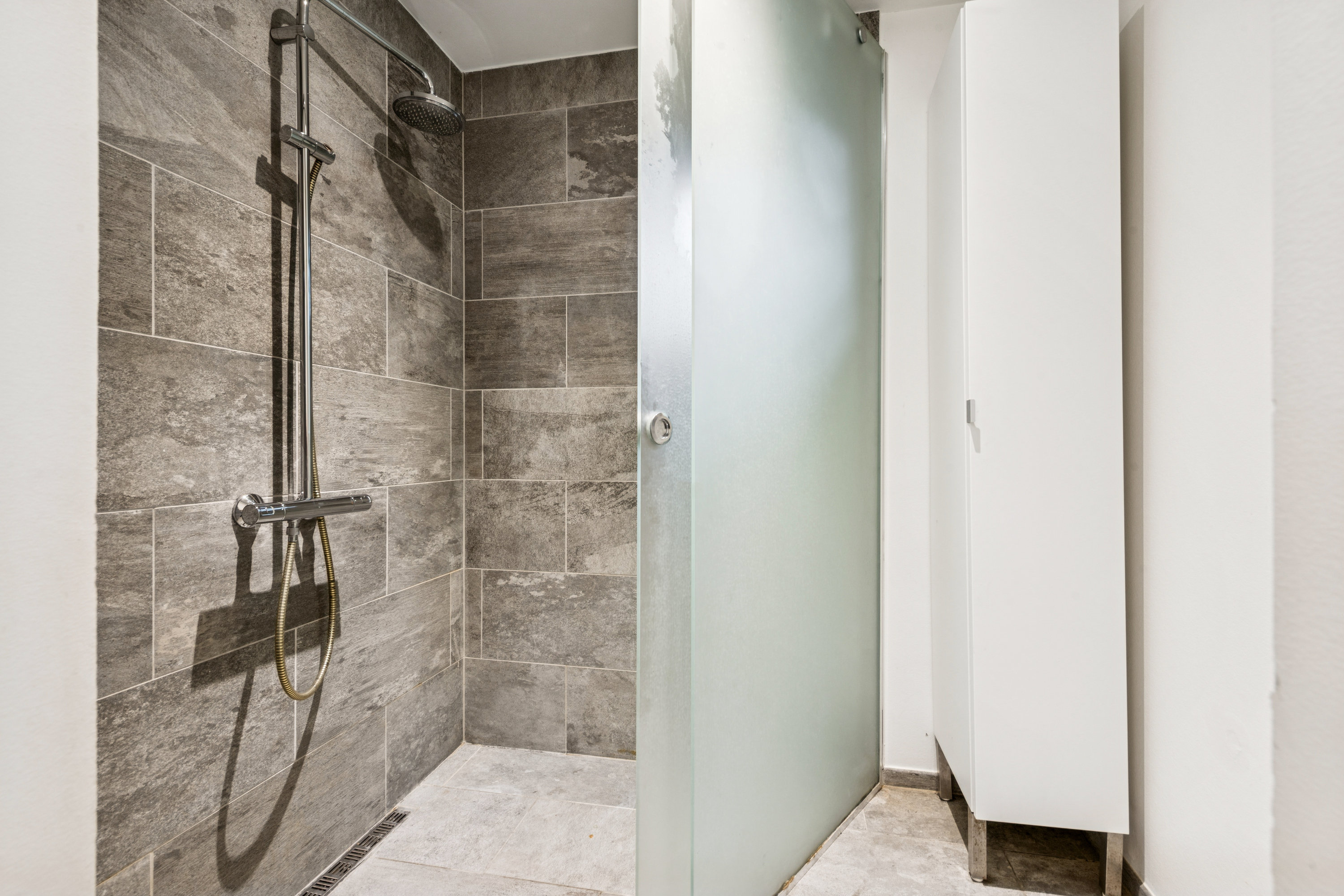 Fremhævet badeværelse billede i fuldskærmstilstand. Billede af Grønneled 13, 2620 Albertslund