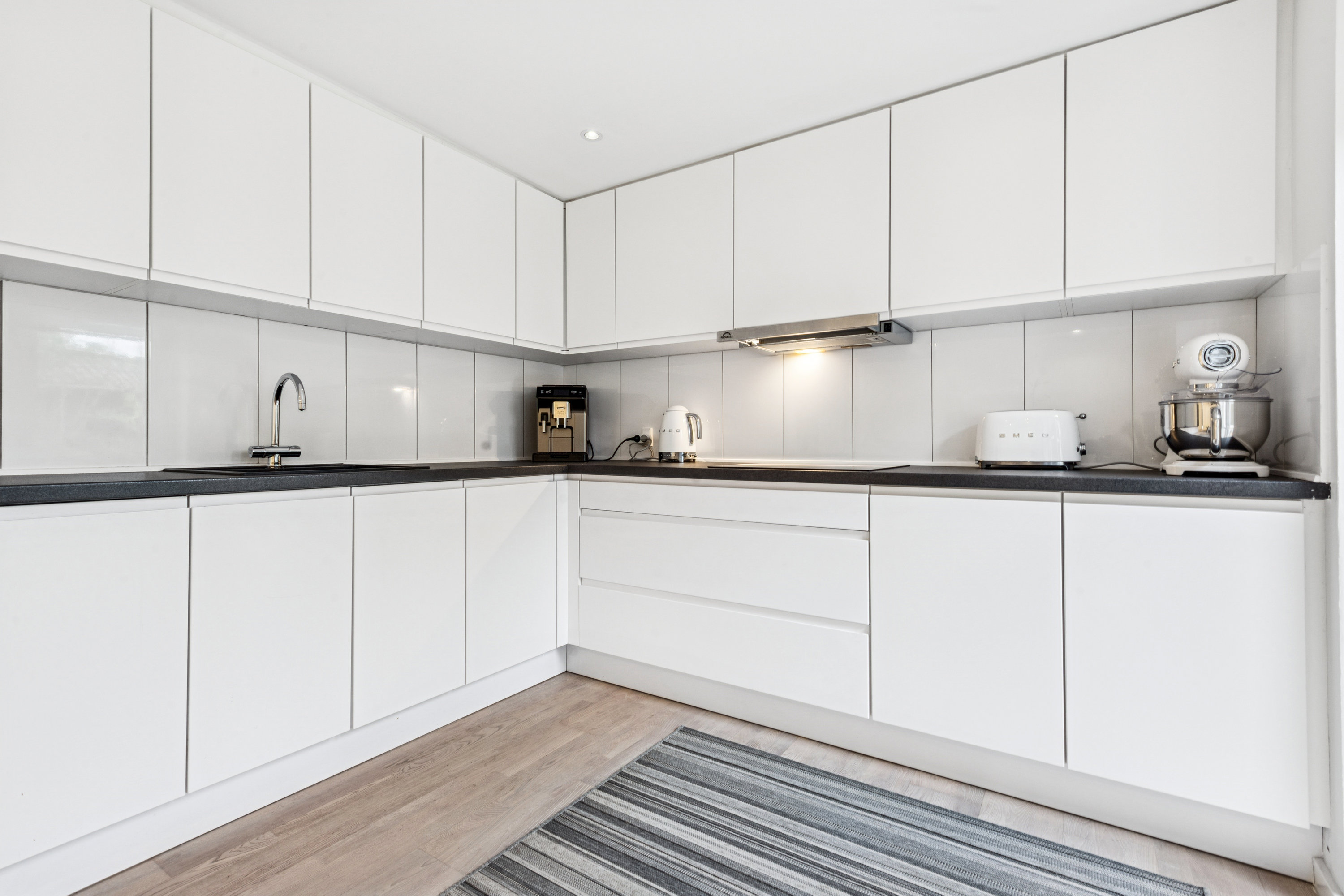 Fremhævet køkken billede i fuldskærmstilstand. Billede af Grønneled 13, 2620 Albertslund