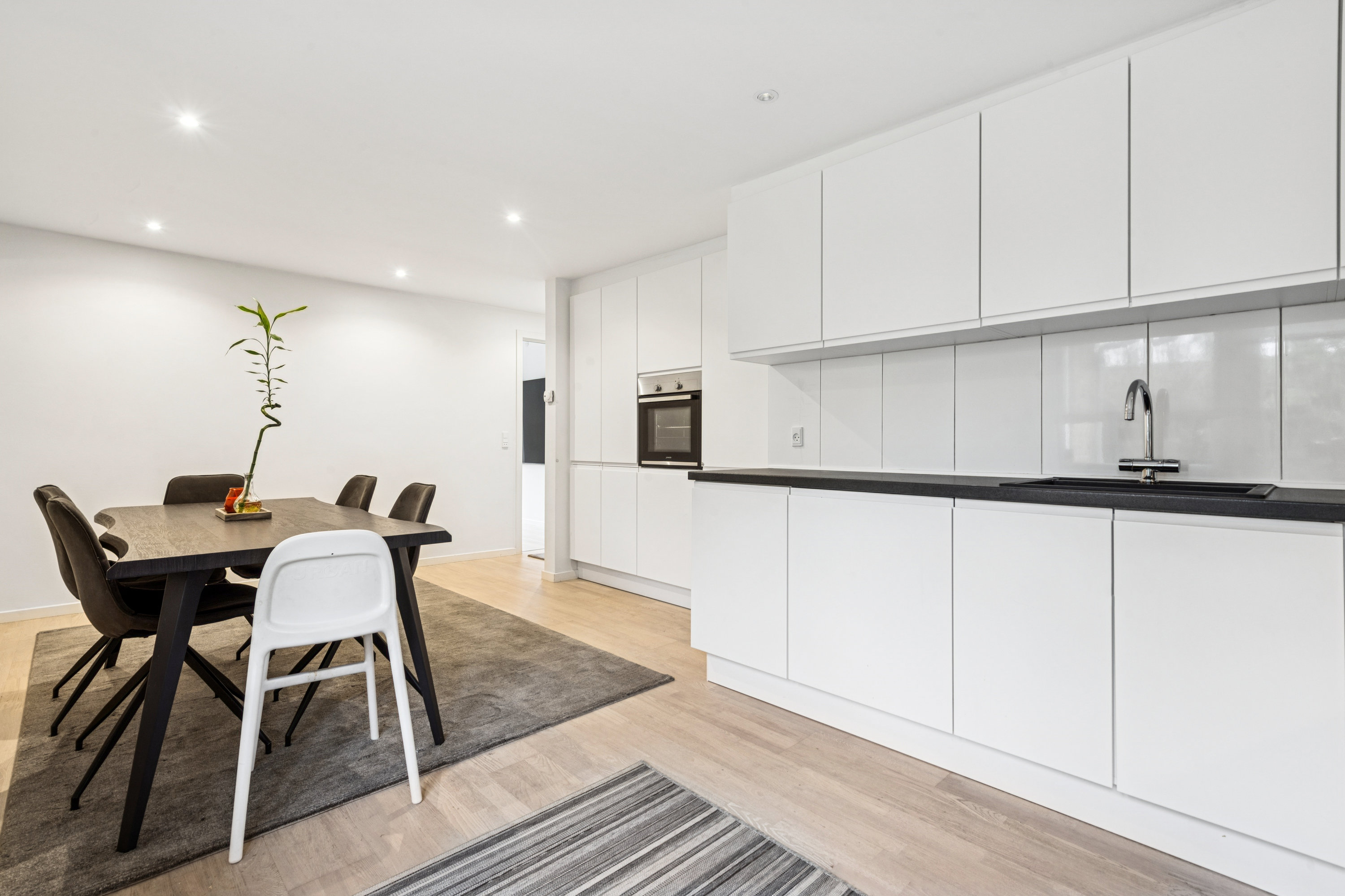 Fremhævet køkken billede i fuldskærmstilstand. Billede af Grønneled 13, 2620 Albertslund