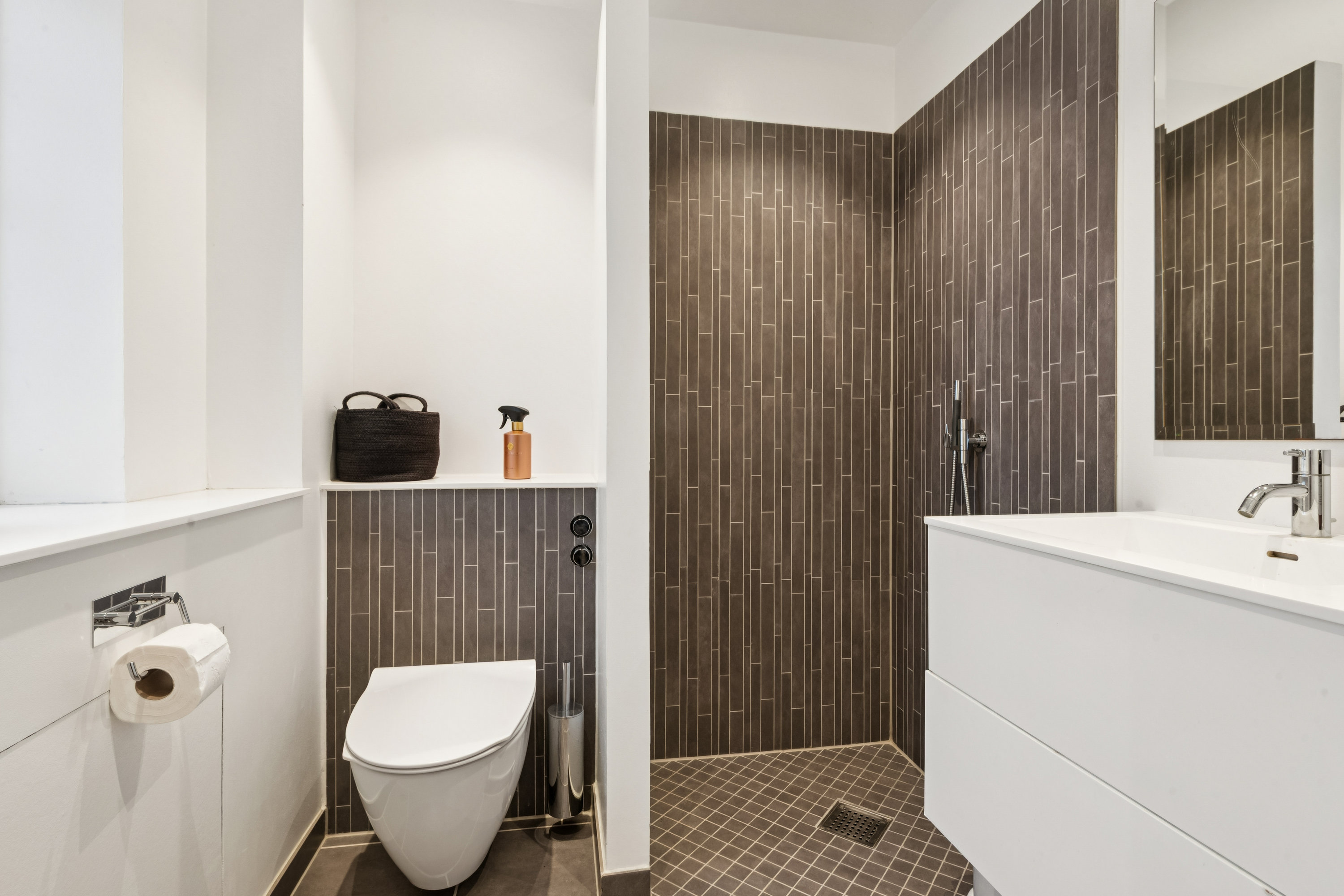 Fremhævet badeværelse billede i fuldskærmstilstand. Billede af Valdemars Alle 17, 2860 Søborg