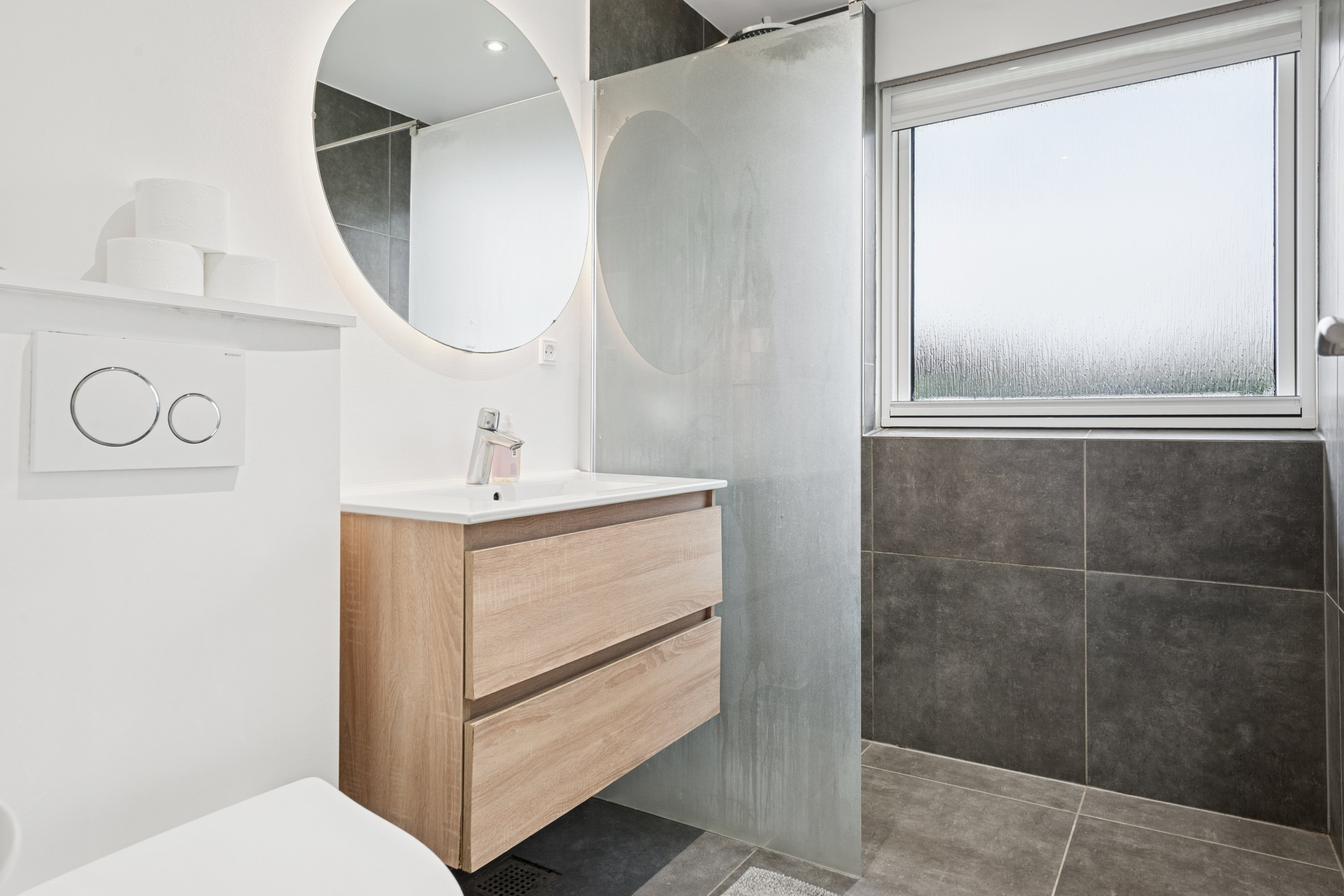 Fremhævet badeværelse billede i fuldskærmstilstand. Billede af Randager 26, 2620 Albertslund