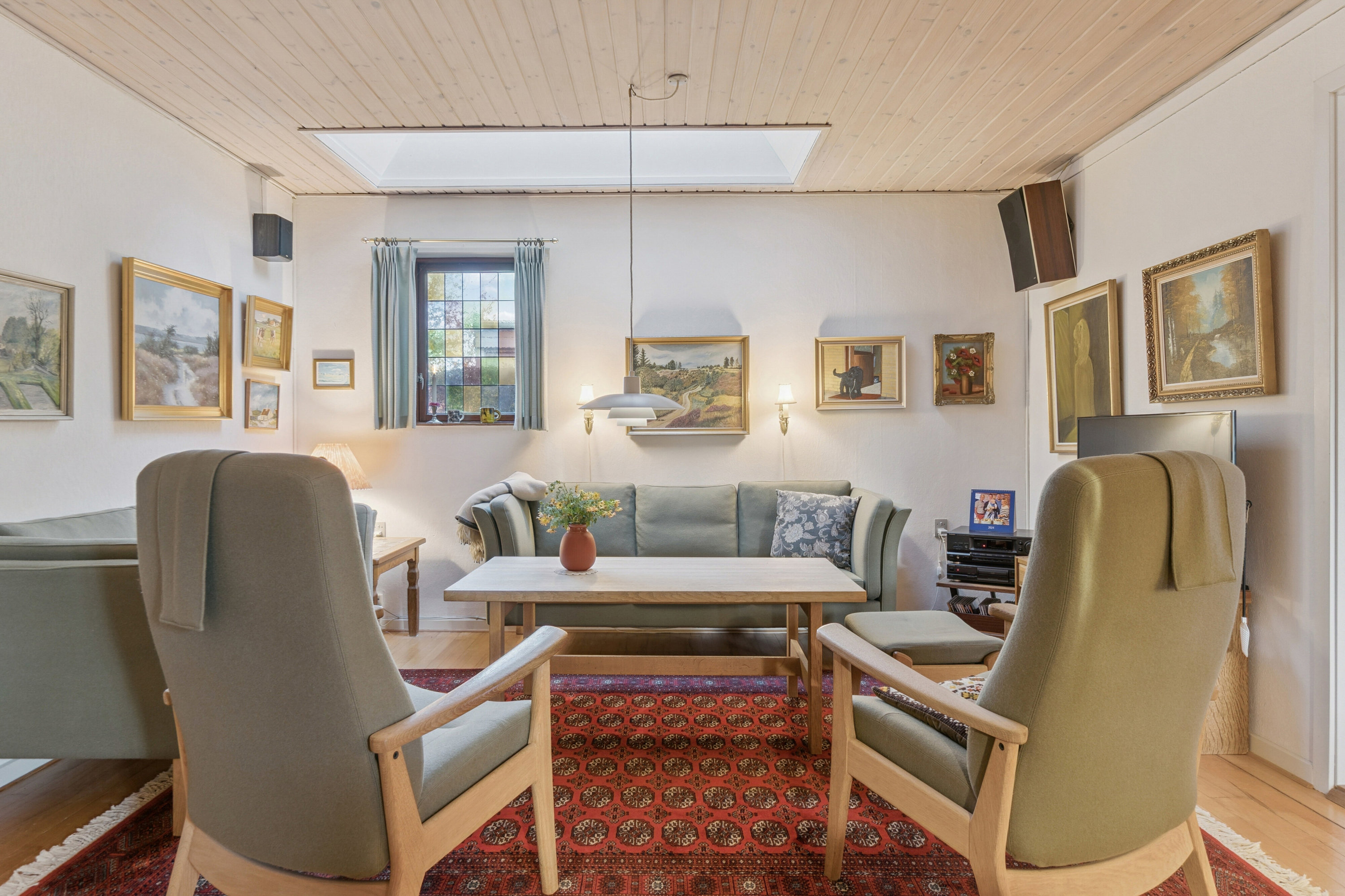 Fremhævet stue billede i fuldskærmstilstand. Billede af Bøgevej 1, 8723 Løsning