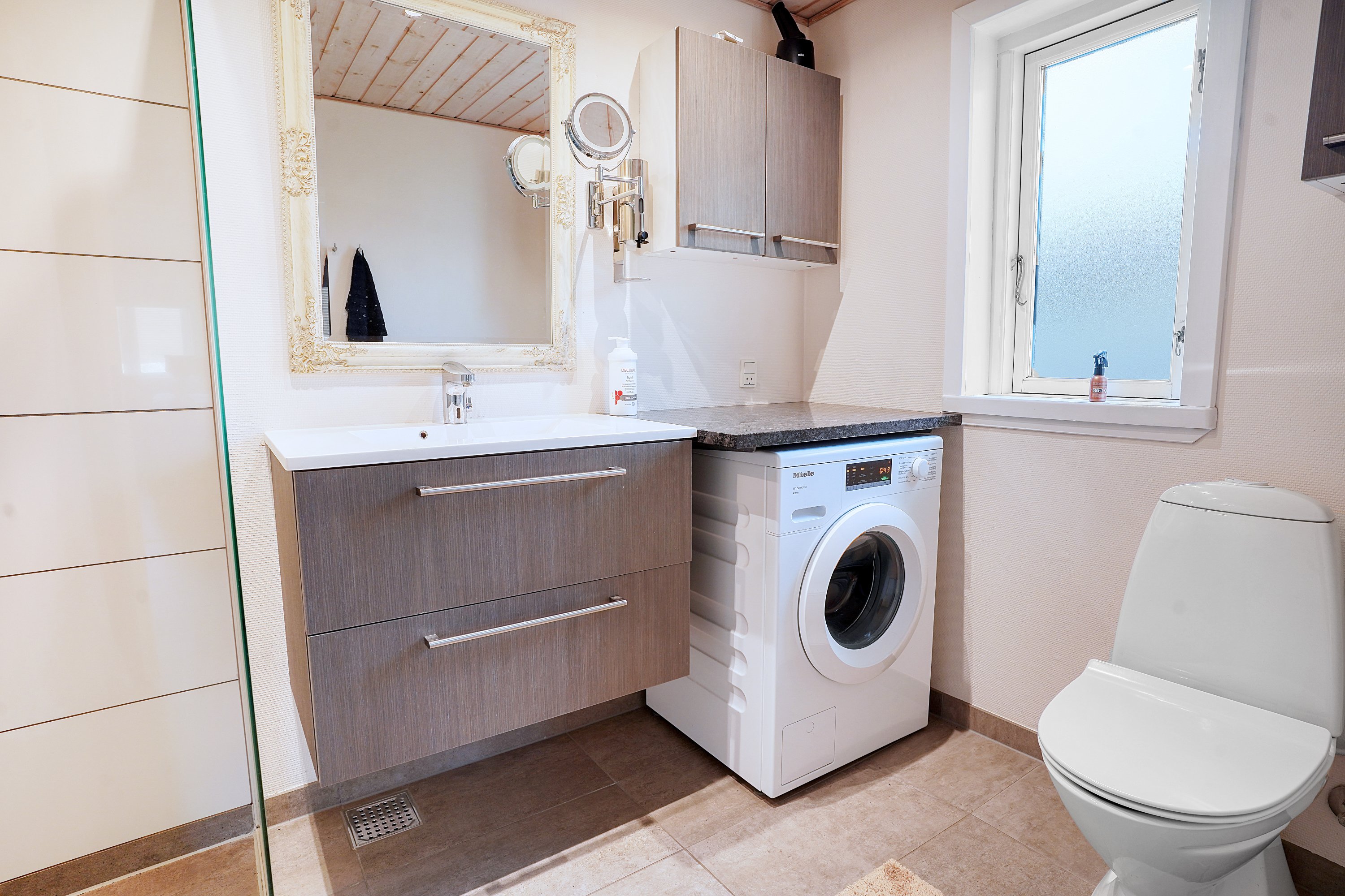 Fremhævet badeværelse billede i fuldskærmstilstand. Billede af Højvangen 45, Rågeleje, 3210 Vejby