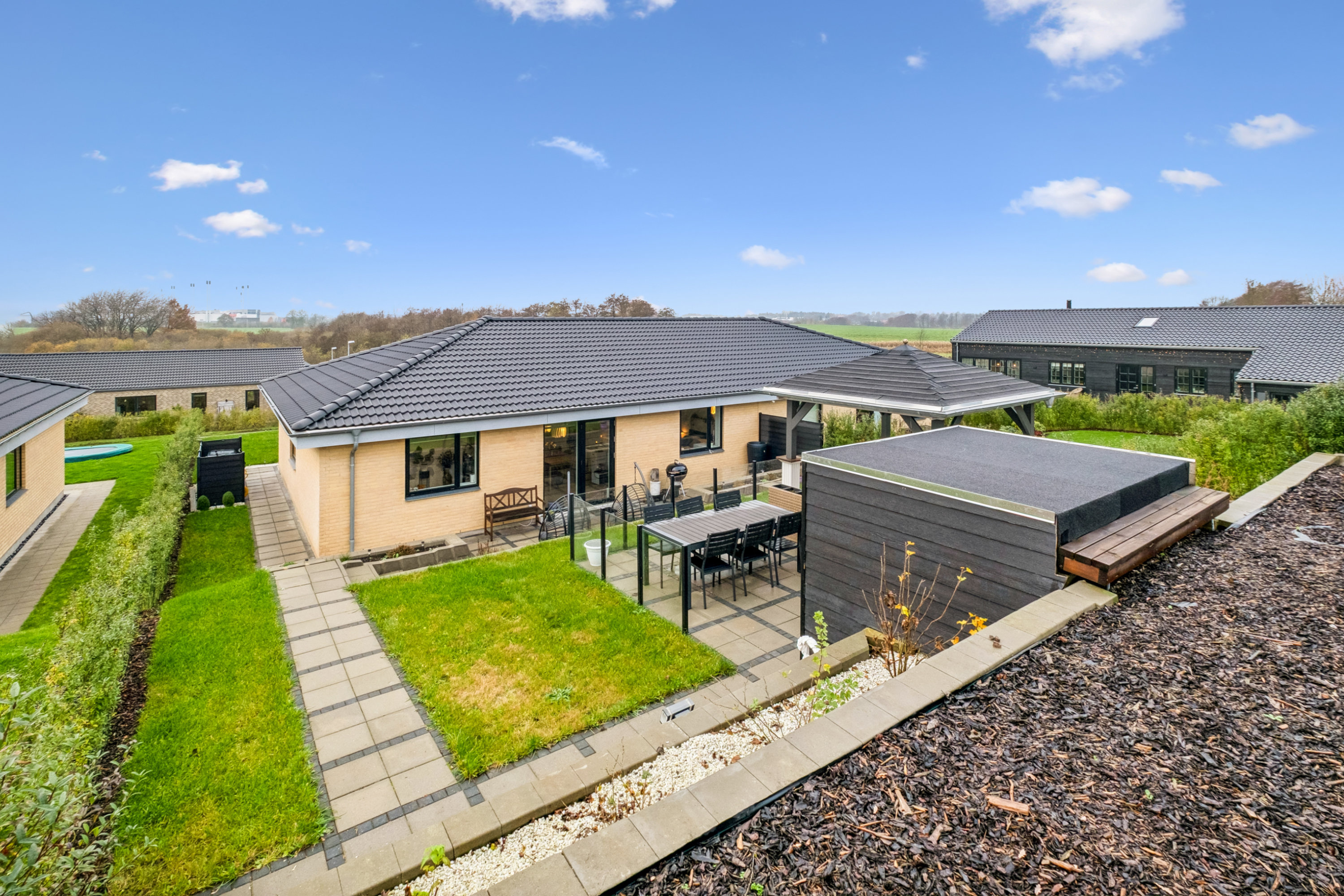 Fremhævet set fra haven billede i fuldskærmstilstand. Billede af Majblomsten 6A, Egebjerg, 8700 Horsens