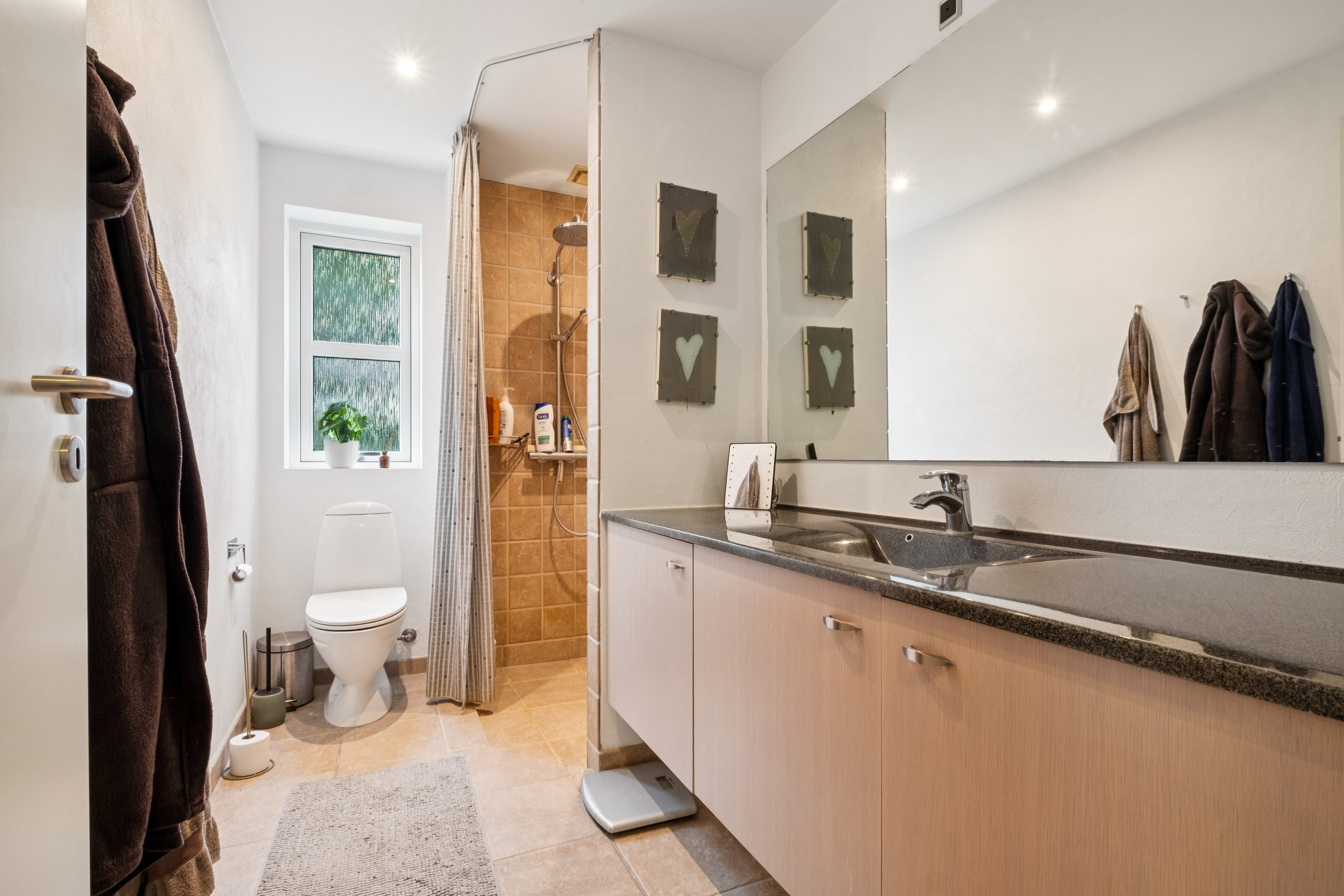 Fremhævet badeværelse billede i fuldskærmstilstand. Billede af Granhøjen 3, 8752 Østbirk