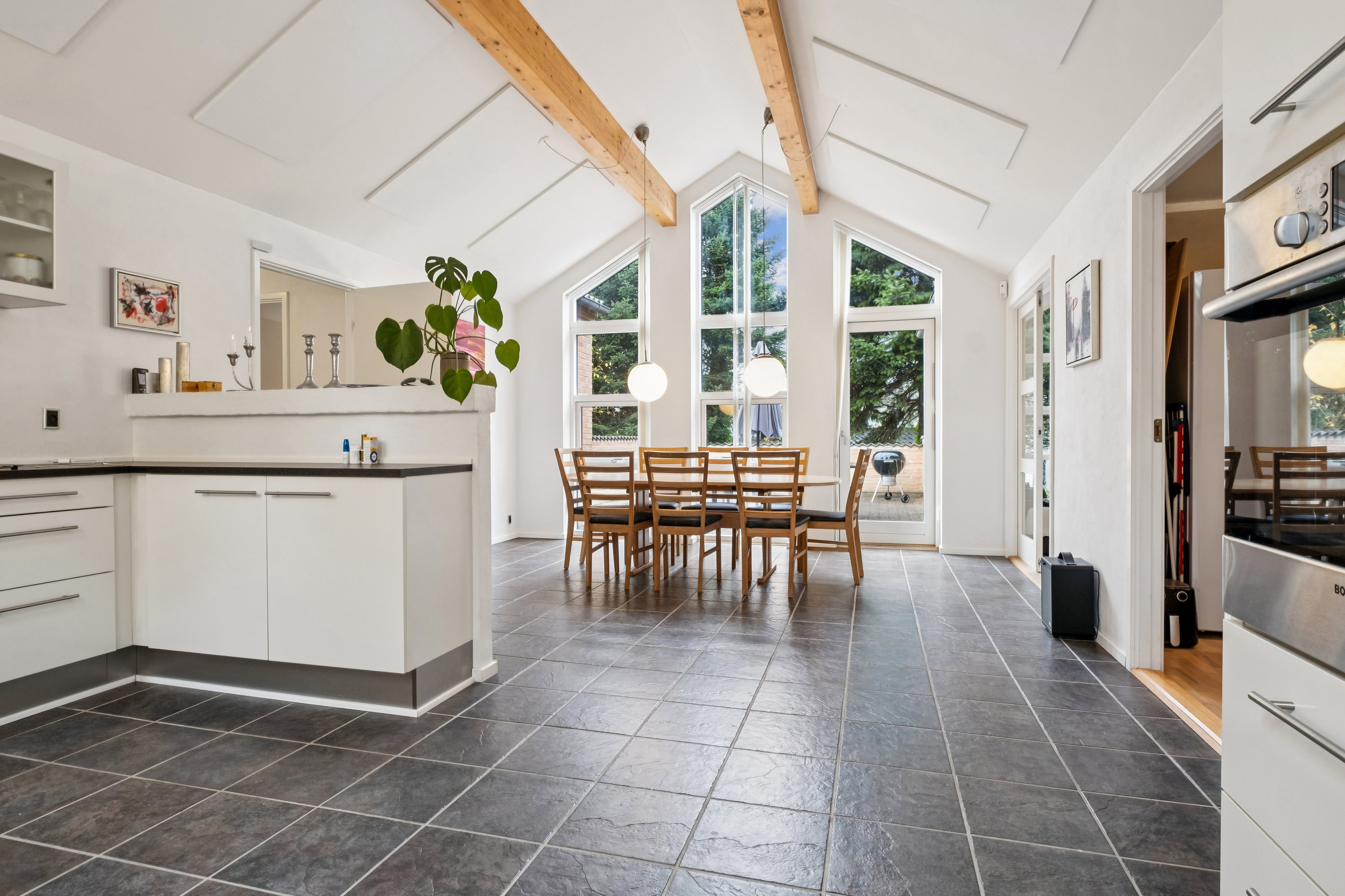 Fremhævet køkken/alrum billede i fuldskærmstilstand. Billede af Granhøjen 3, 8752 Østbirk