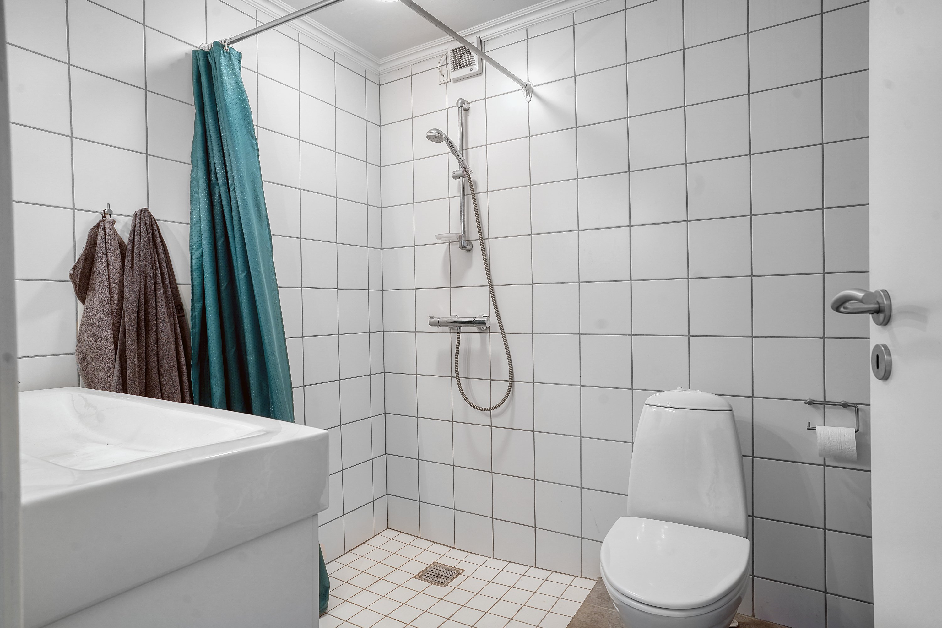 Fremhævet badeværelse billede i fuldskærmstilstand. Billede af Kongevejen 70, 3000 Helsingør