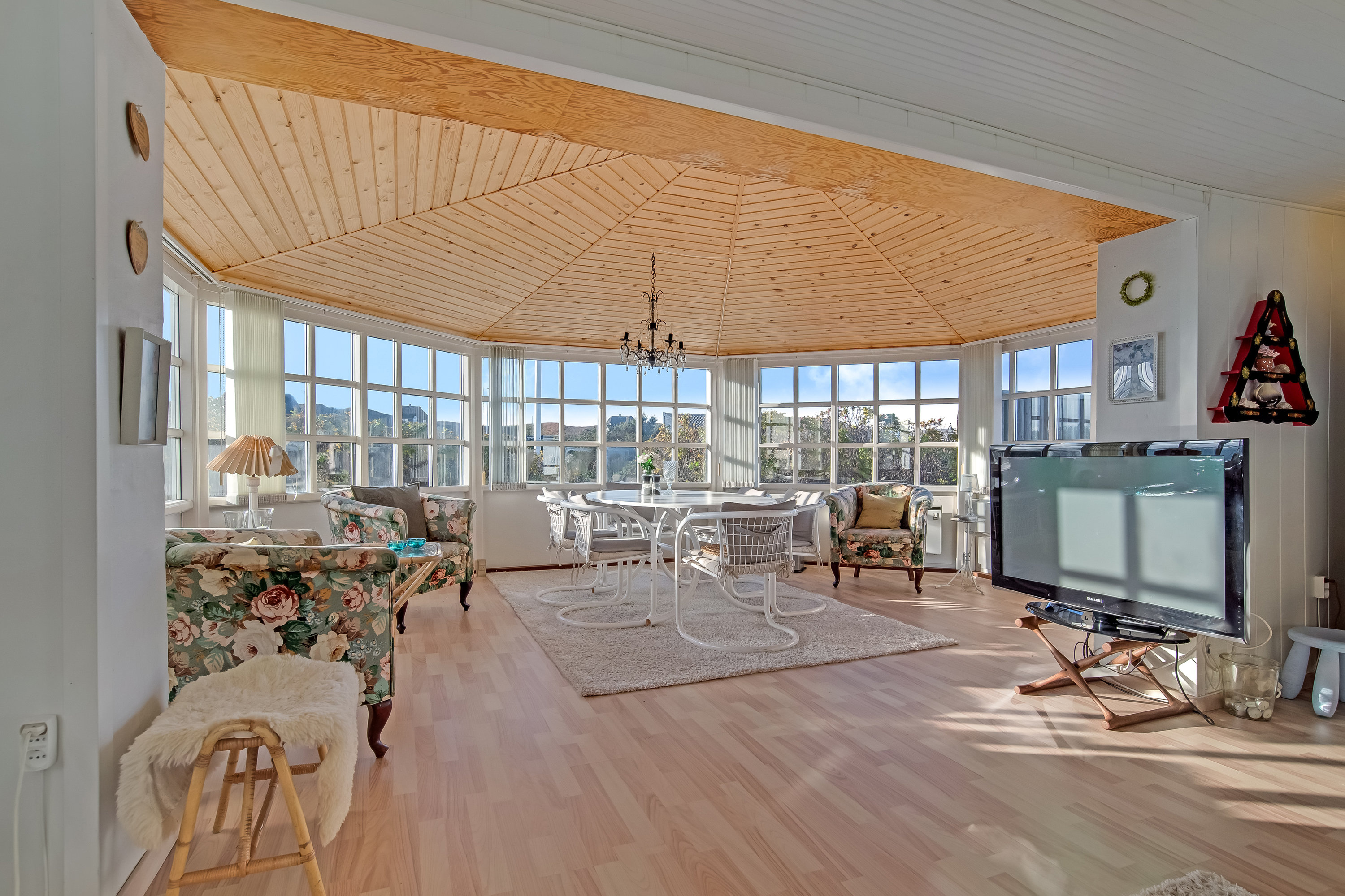 Fremhævet stue billede i fuldskærmstilstand. Billede af Plantagevej 24, Søndervig, 6950 Ringkøbing