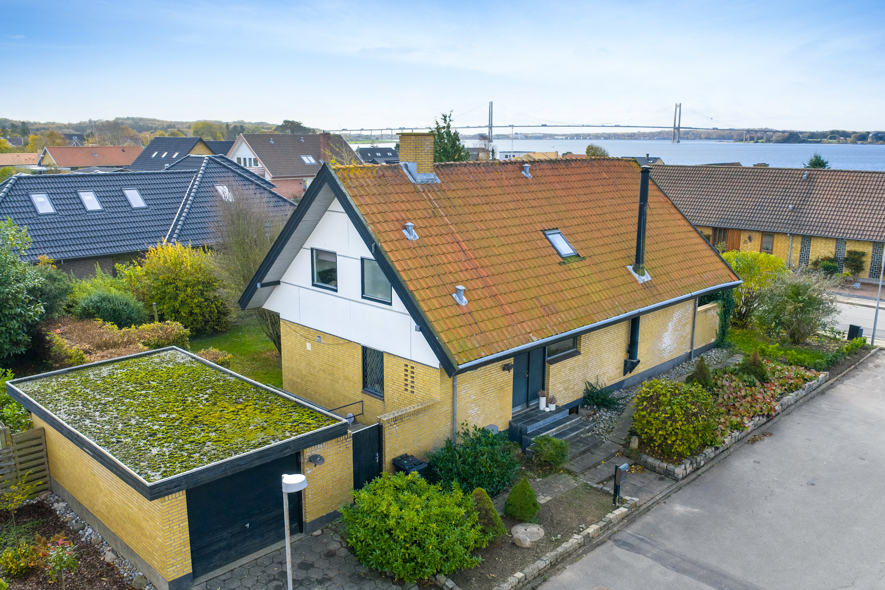 Fremhævet facade billede i fuldskærmstilstand. Billede af Kåsvænget 21, Strib, 5500 Middelfart