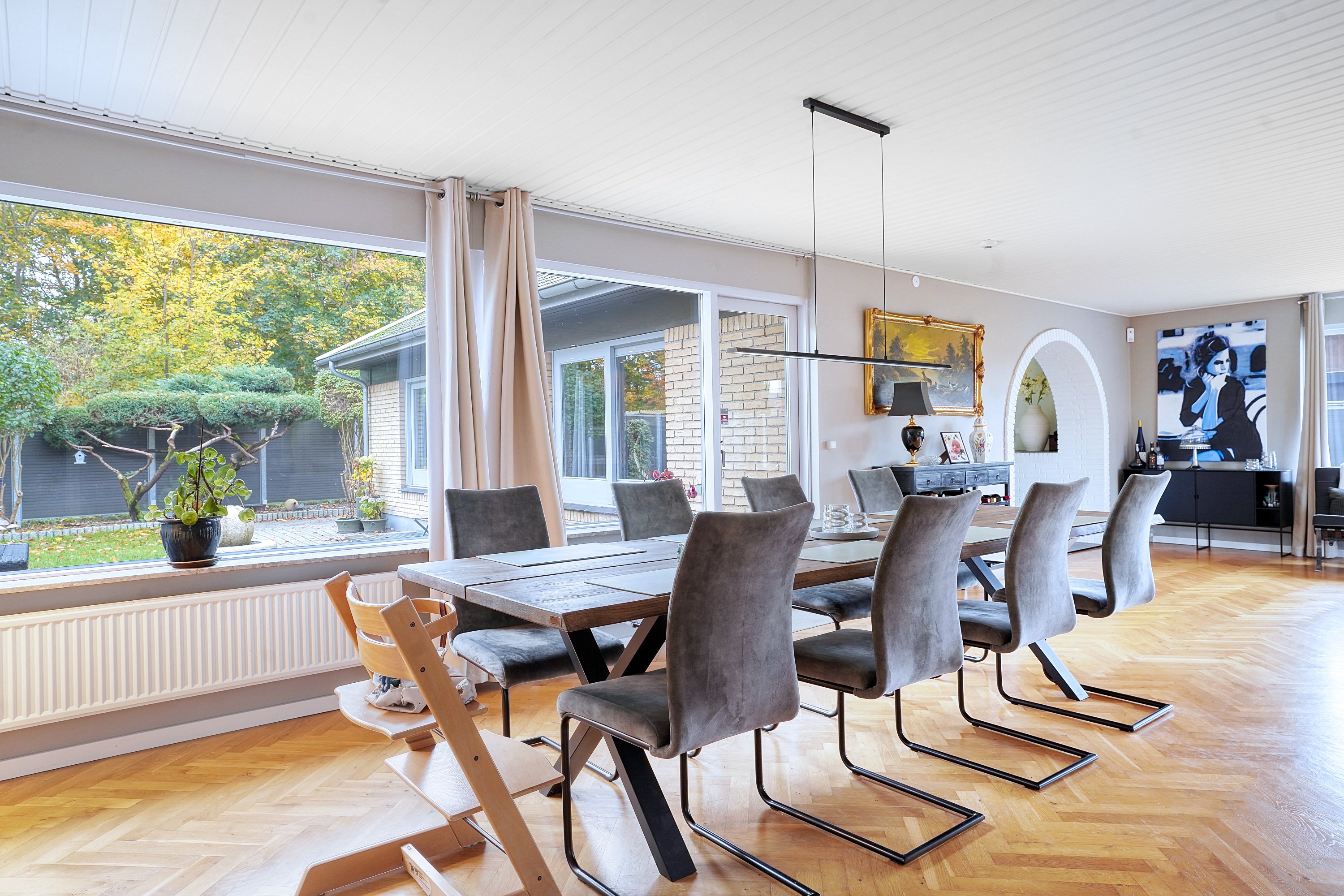 Fremhævet spisestue billede i fuldskærmstilstand. Billede af Åvang 71, 3400 Hillerød