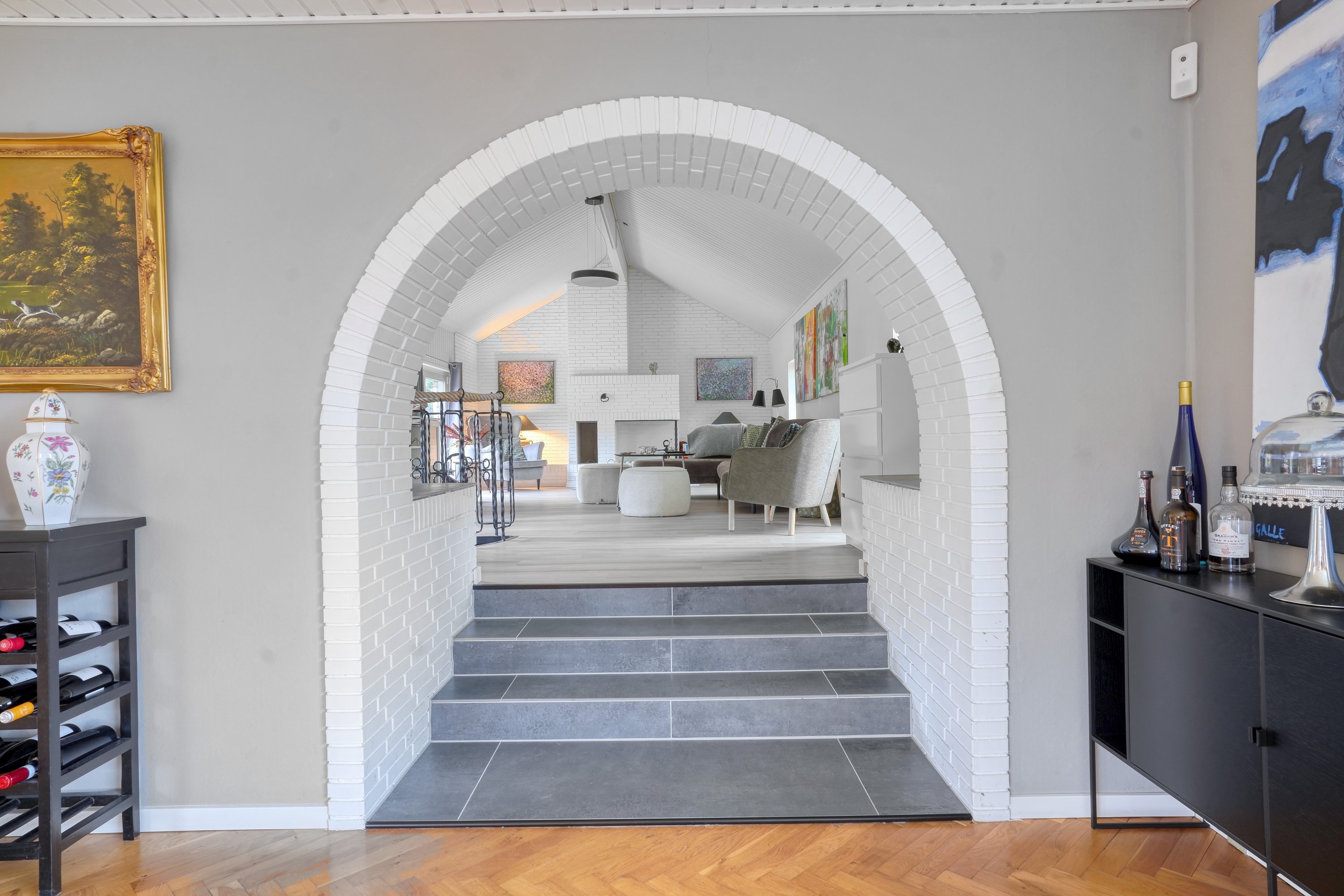 Fremhævet stue billede i fuldskærmstilstand. Billede af Åvang 71, 3400 Hillerød