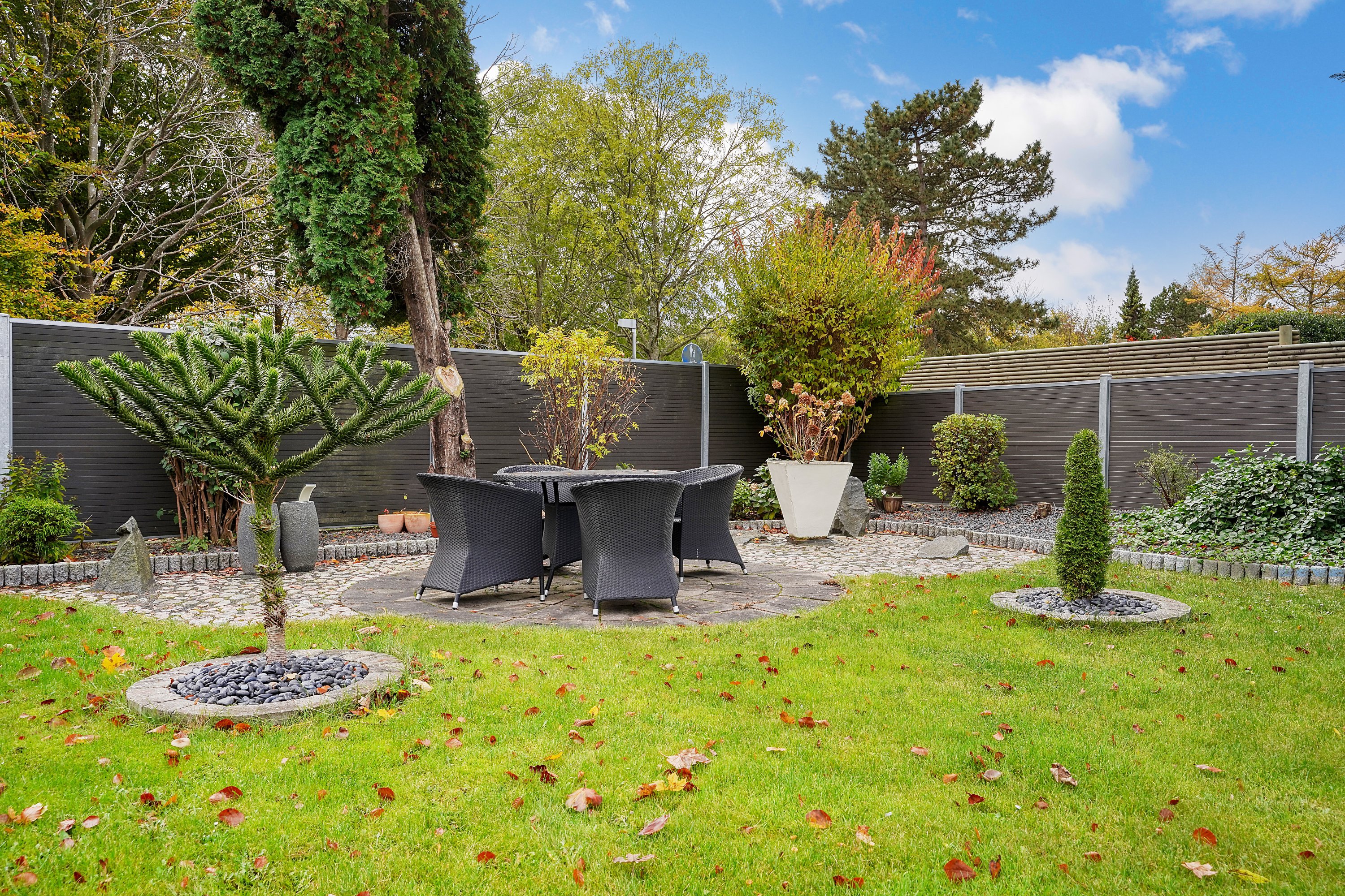 Fremhævet terrasse billede i fuldskærmstilstand. Billede af Åvang 71, 3400 Hillerød