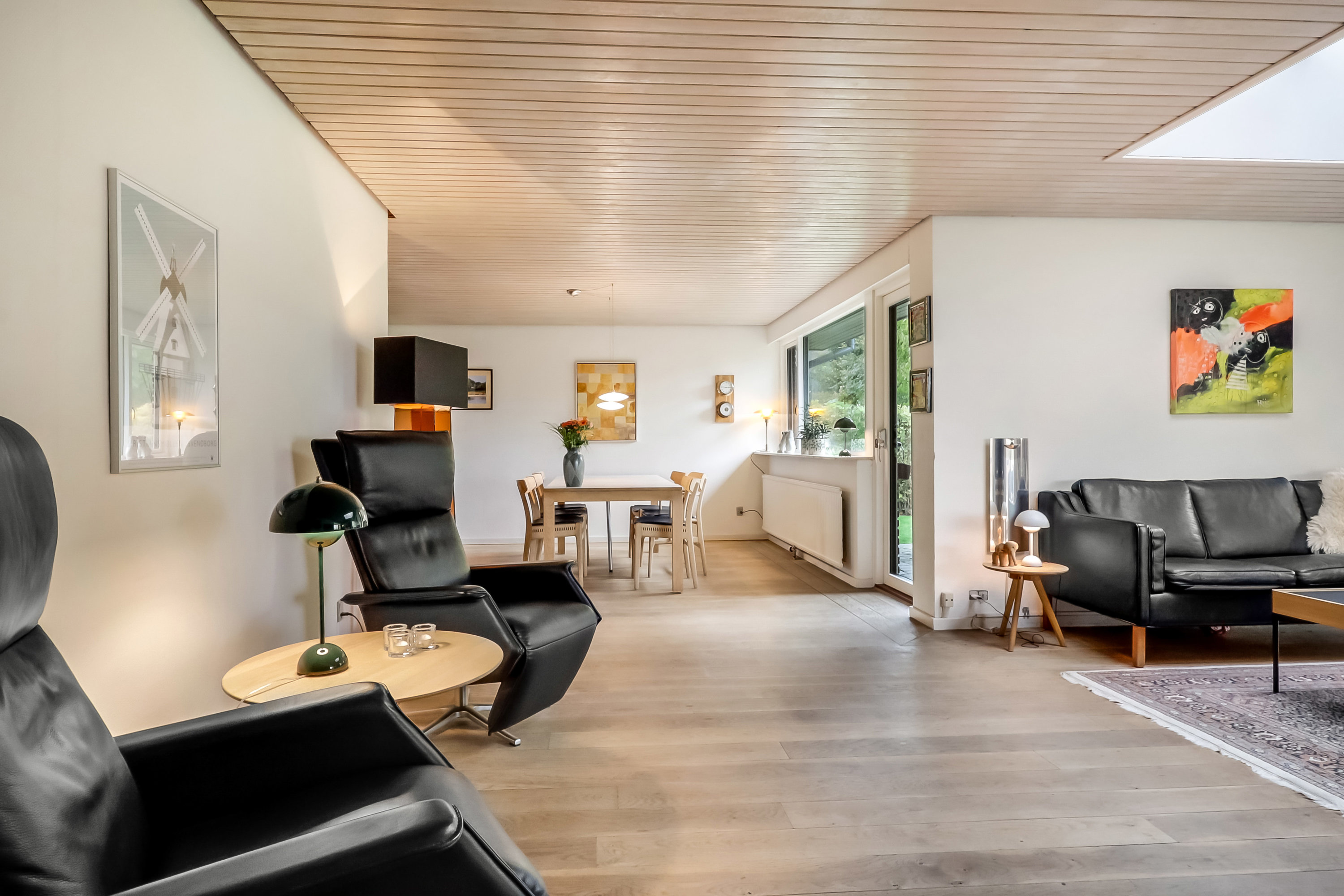 Fremhævet stue billede i fuldskærmstilstand. Billede af Herman Nielsens Vej 12, 5700 Svendborg