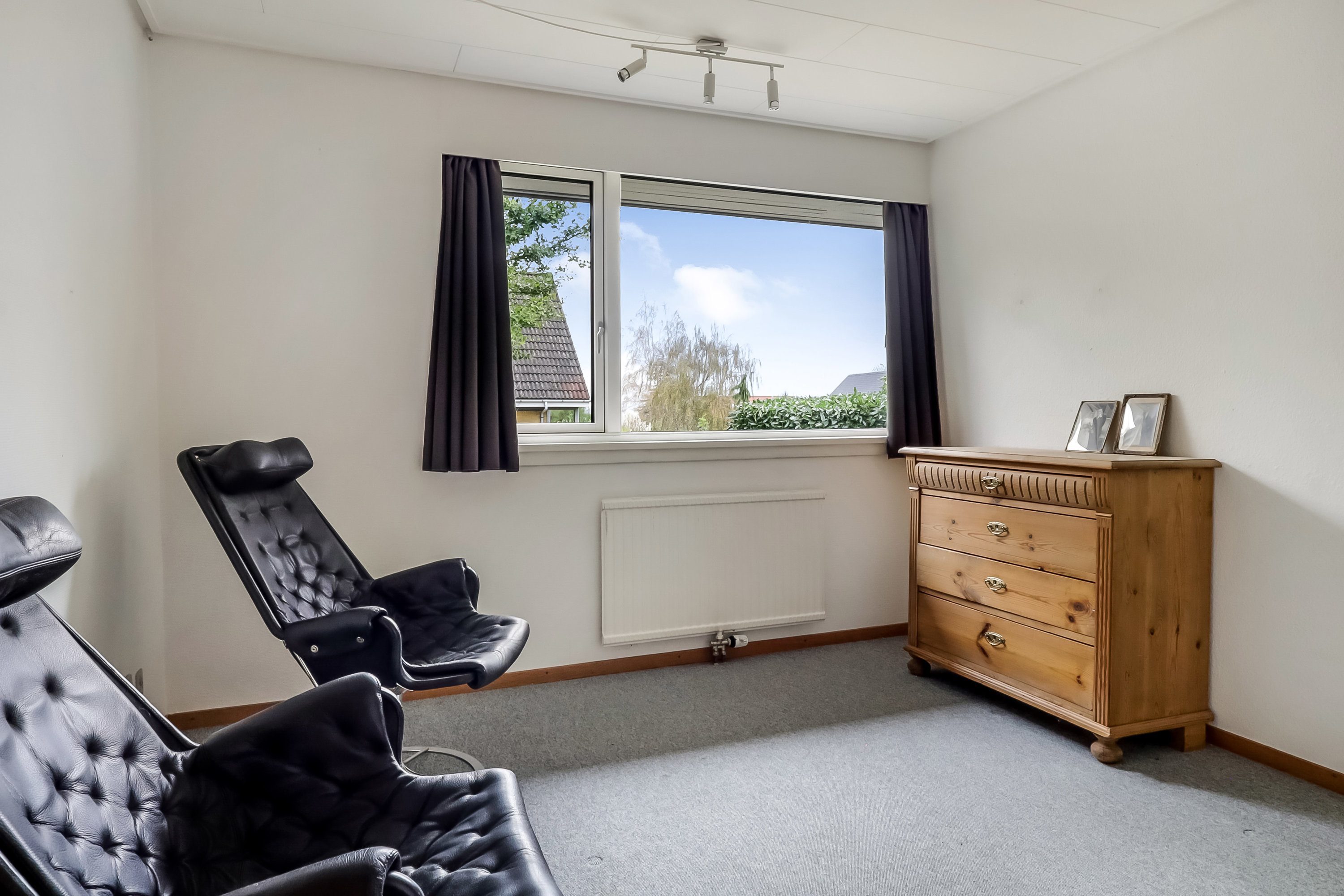 Fremhævet stue billede i fuldskærmstilstand. Billede af Herman Nielsens Vej 12, 5700 Svendborg