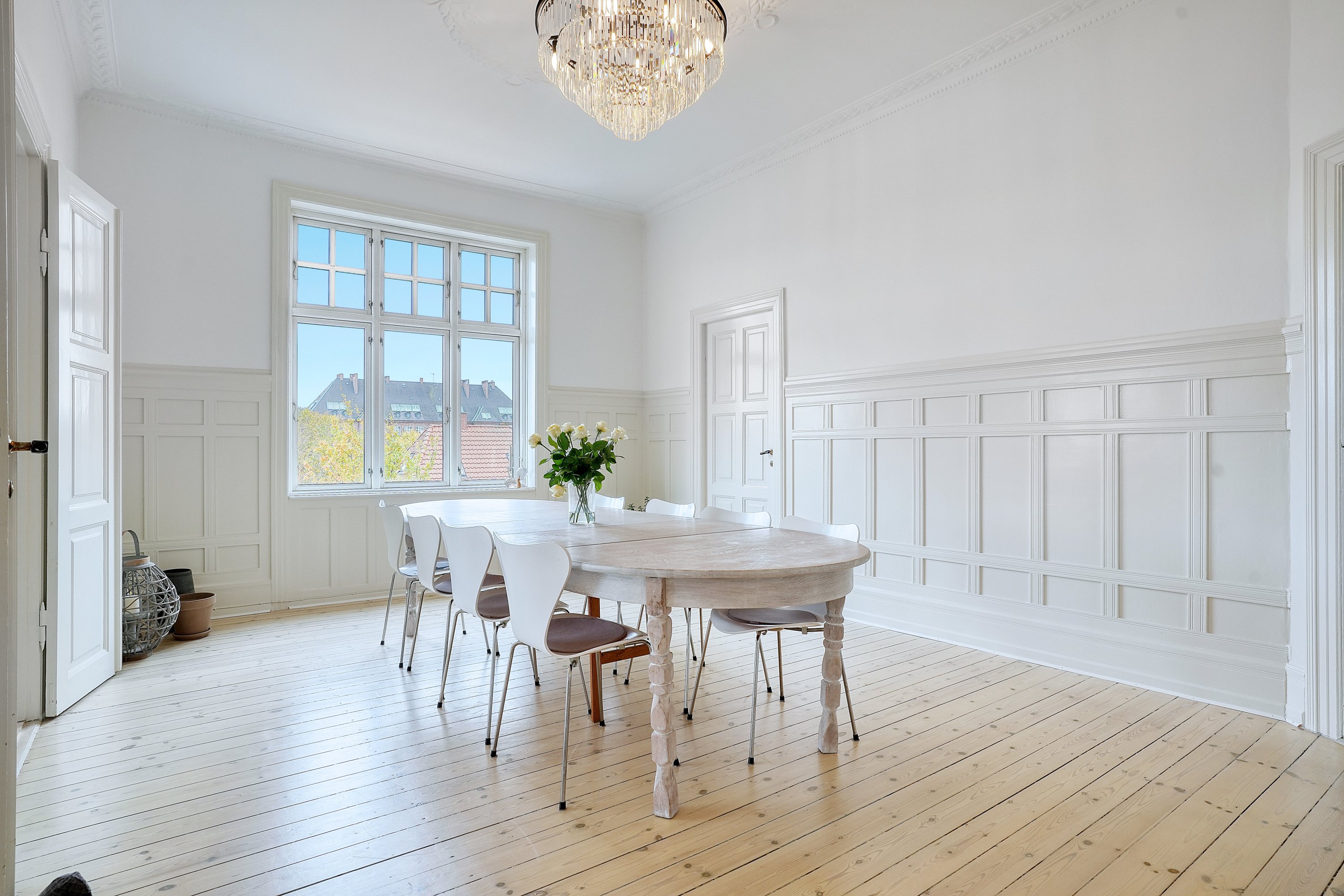 Fremhævet spisestue billede i fuldskærmstilstand. Billede af Kristian Zahrtmanns Plads 81, 2. th., 2000 Frederiksberg