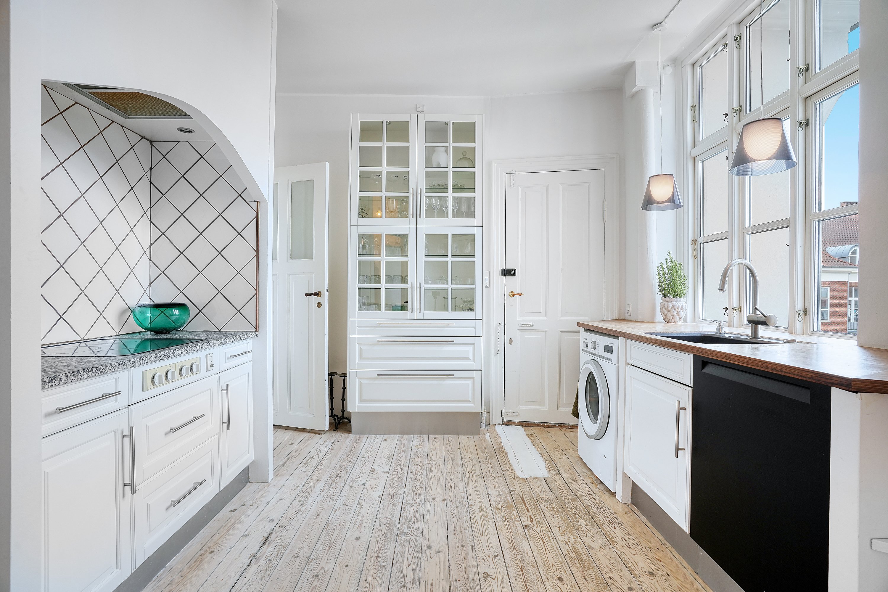 Fremhævet køkken billede i fuldskærmstilstand. Billede af Kristian Zahrtmanns Plads 81, 2. th., 2000 Frederiksberg