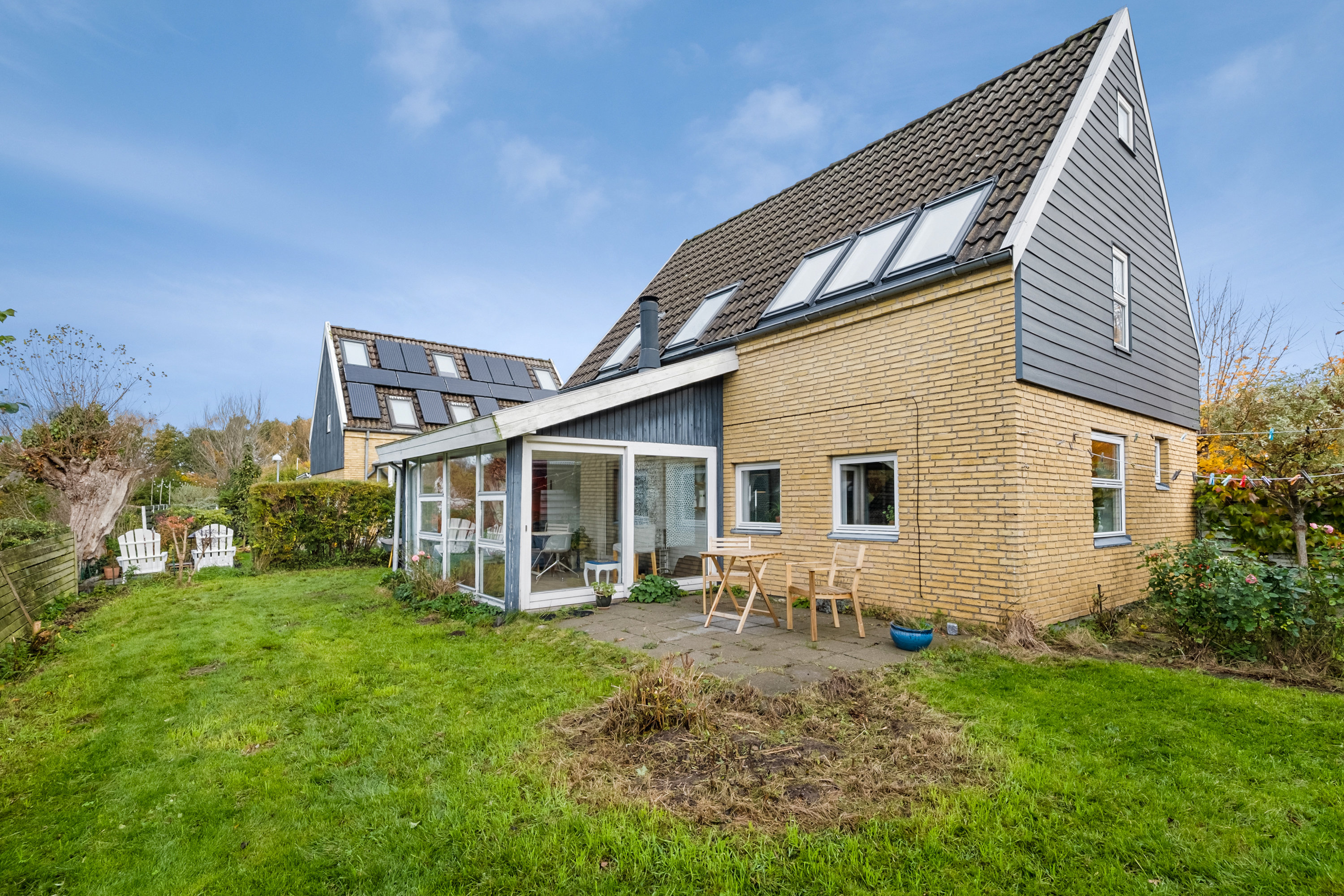 Fremhævet facade billede i fuldskærmstilstand. Billede af Solskinshøjen 17, Sanderum, 5250 Odense SV