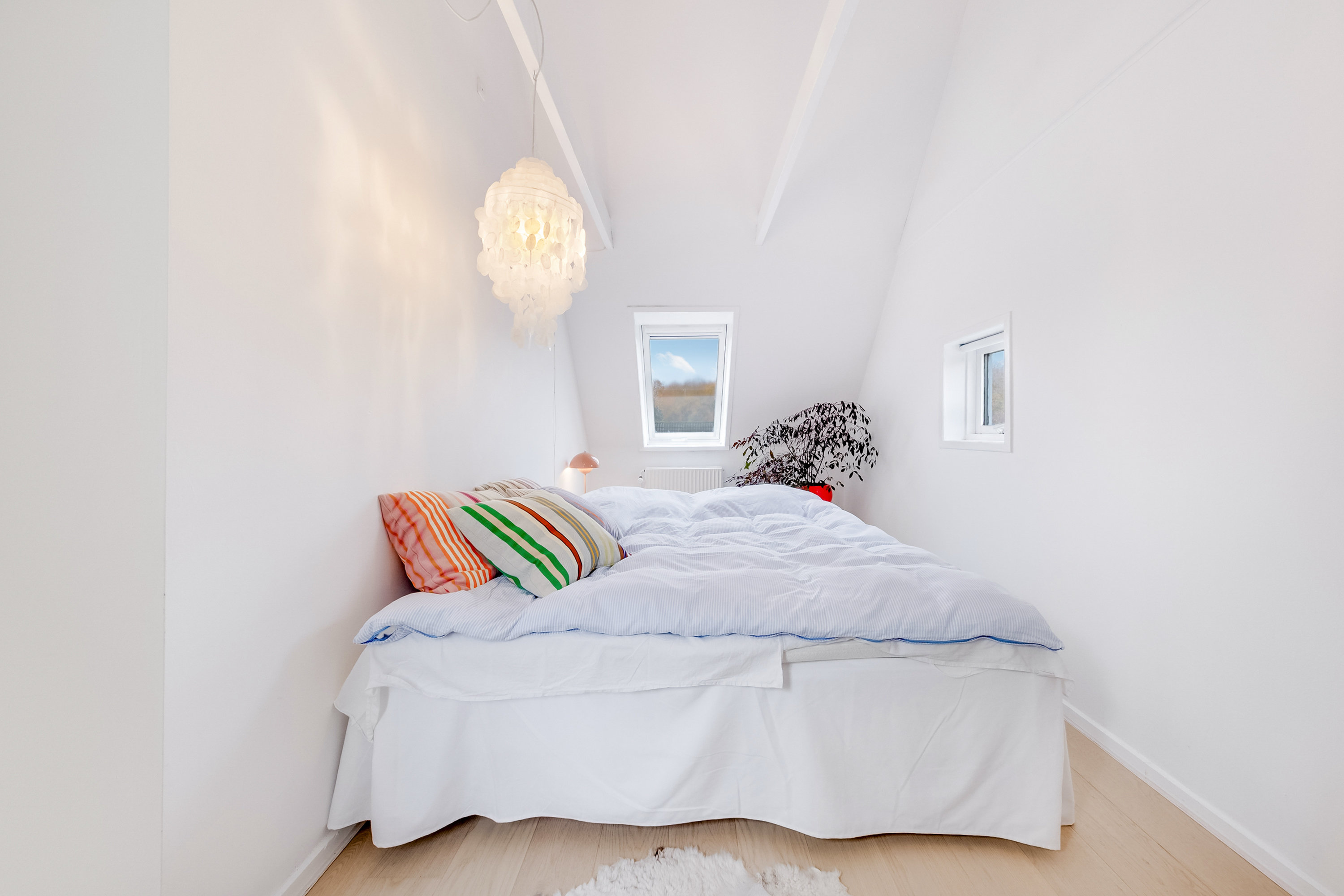 Fremhævet soveværelse billede i fuldskærmstilstand. Billede af Solskinshøjen 17, Sanderum, 5250 Odense SV