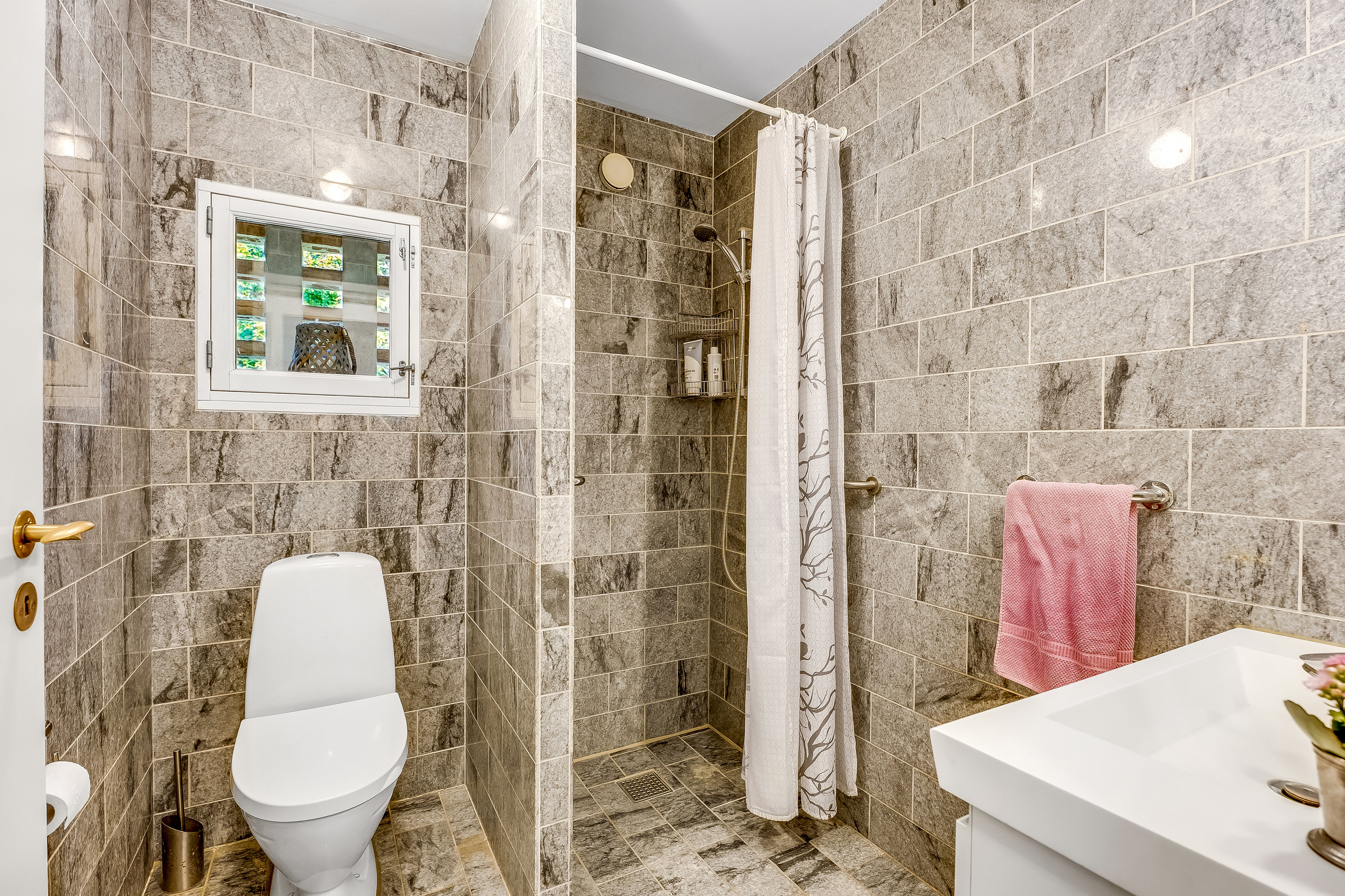 Fremhævet badeværelse billede i fuldskærmstilstand. Billede af Horsemor 3, Systofte, 4800 Nykøbing F