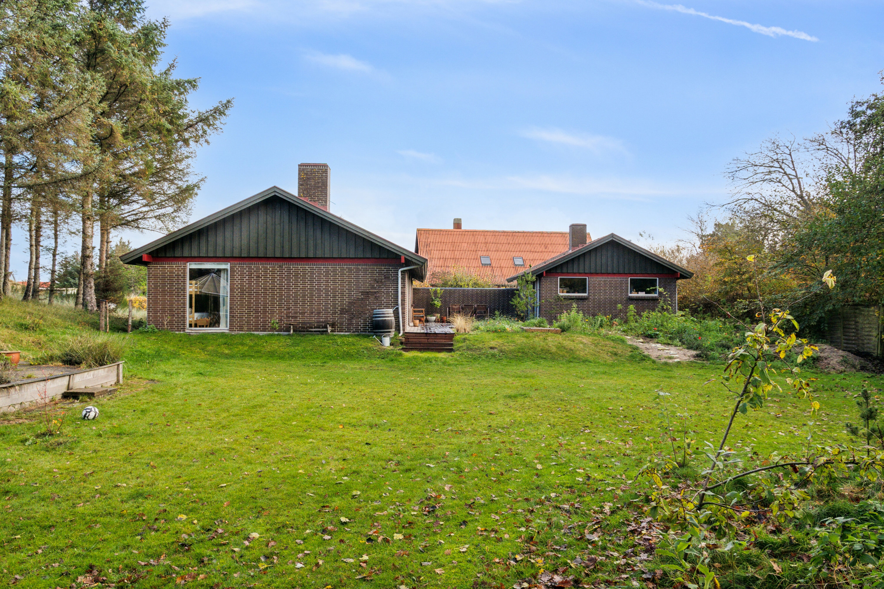 Fremhævet set fra haven billede i fuldskærmstilstand. Billede af Skolestien 4, Klitmøller, 7700 Thisted